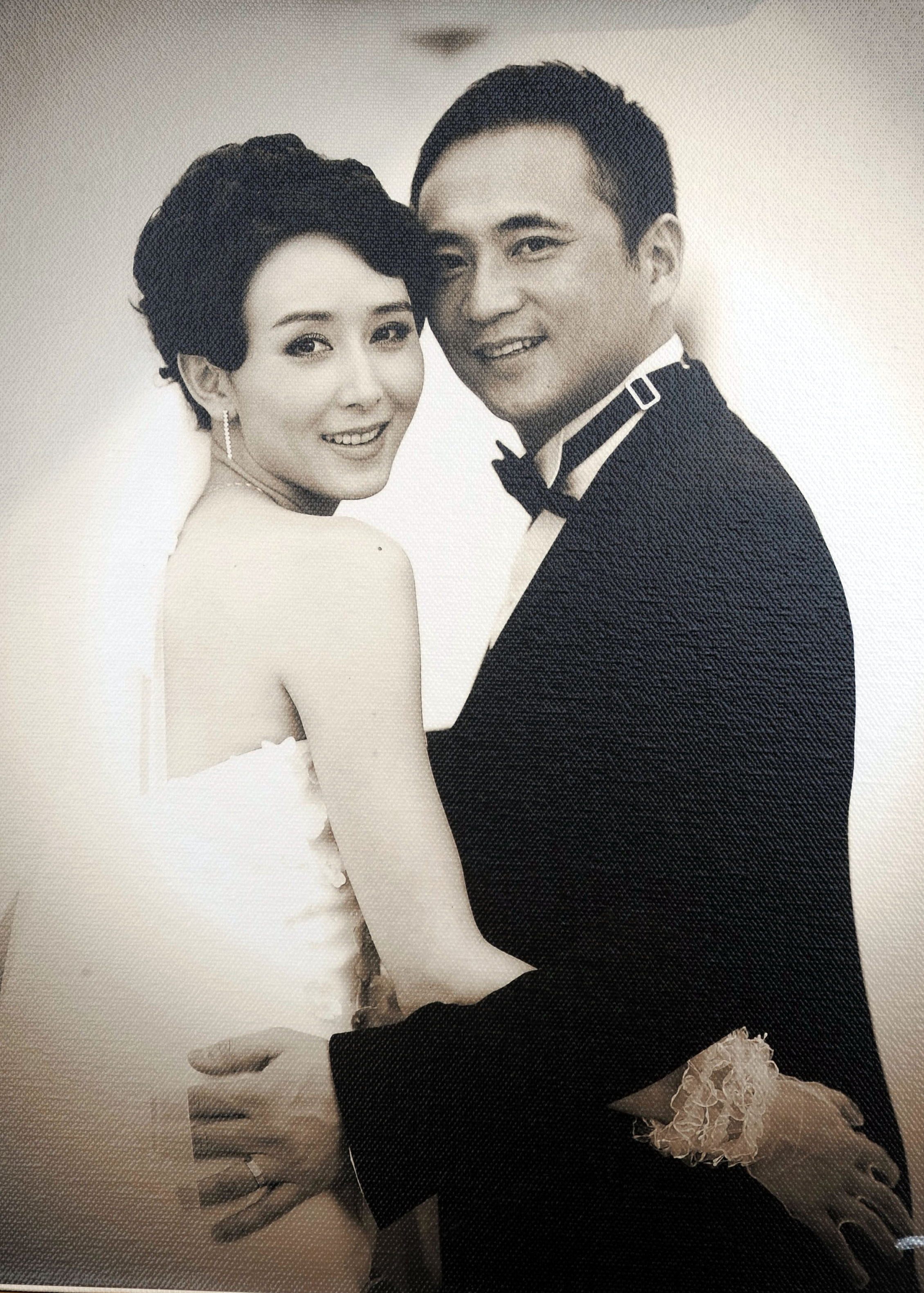 内地女演员胡静于2008年嫁给一见钟情的马来西亚首富老公朱兆祥，婚礼耗资三千万，当年胡静还不算是国内的一线女星（VCG）