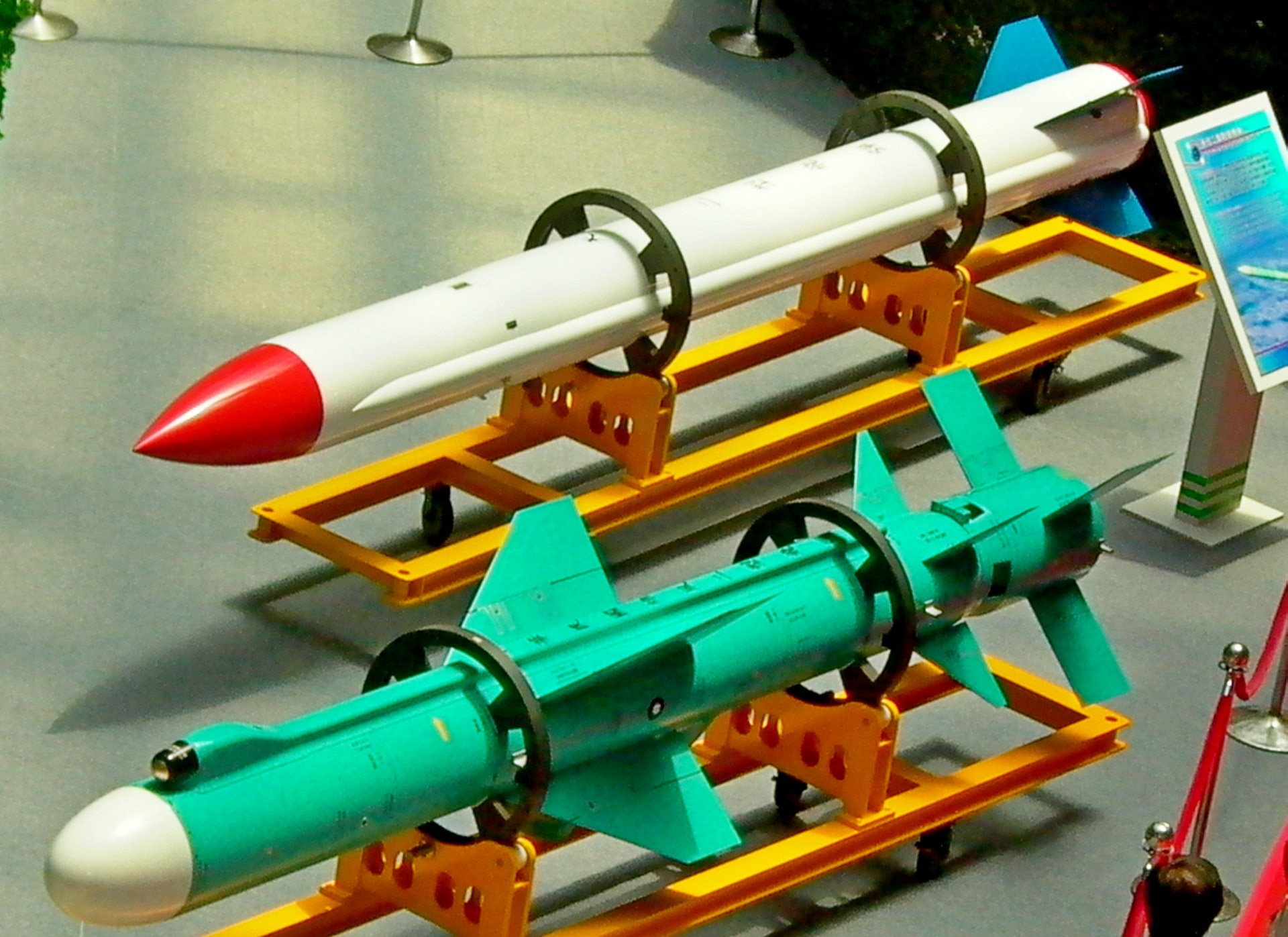 天弓系列防空導彈(圖中上者)與雄風2型系列反艦導彈(下者),已經被台軍研發為復仇武器的二大支柱技術。(陳宗逸/多維新聞) 天弓系列防空導彈(圖中上者)與雄風2型系列反艦導彈(下者),已經被台軍研發為復仇武器的二大支柱技術。(陳宗逸/多維新聞)