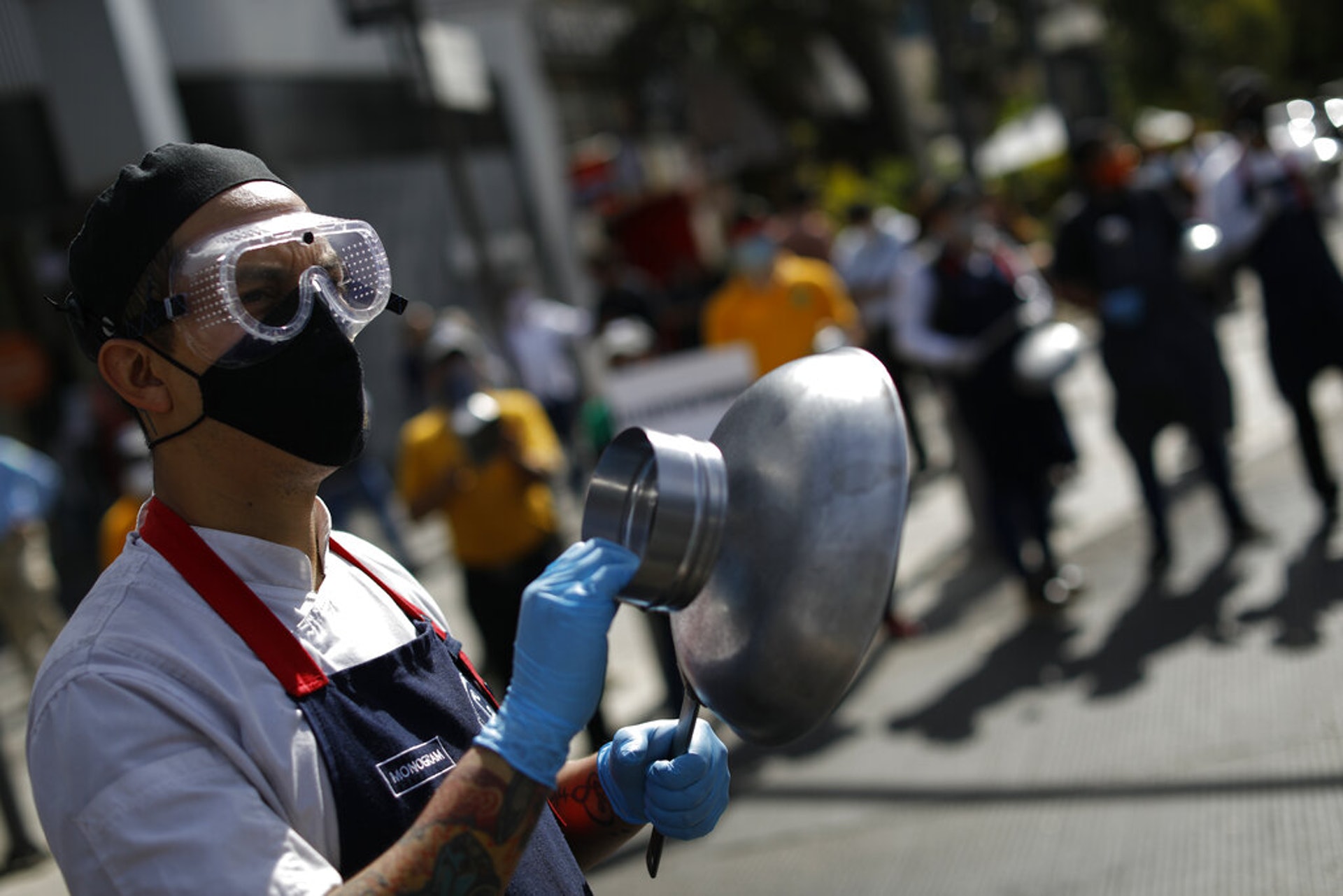 新冠肺炎疫情：圖為1月12日在墨西哥城，過百位來自多間餐廳的僱員示威，他們抗議政府禁止堂食的防疫措施。（AP）