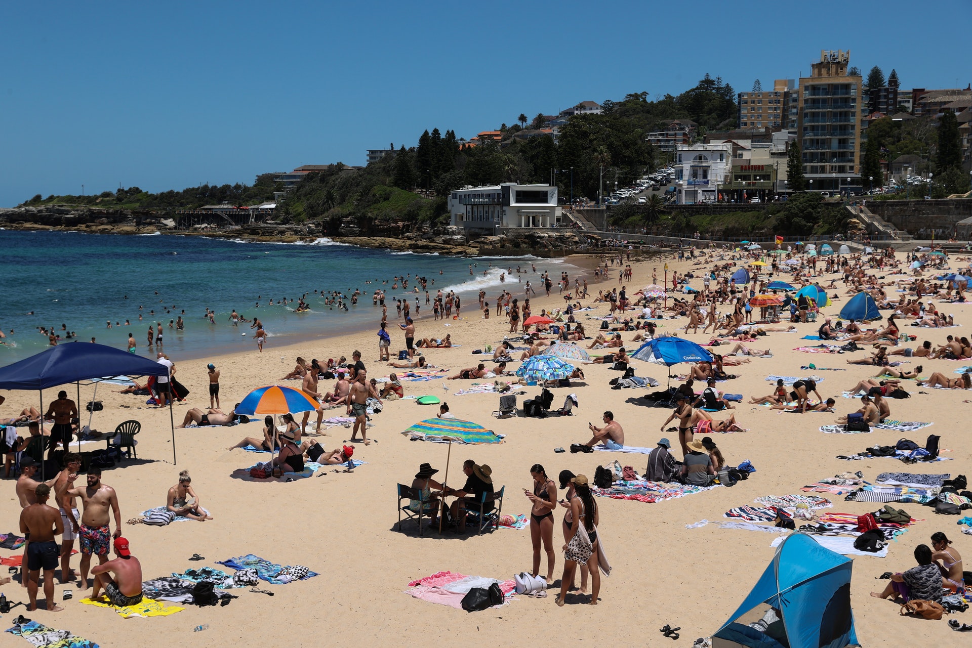 新冠肺炎疫情：圖為1月13日在澳洲悉尼，當地民眾到庫吉海灘享受夏日時光。（Reuters）