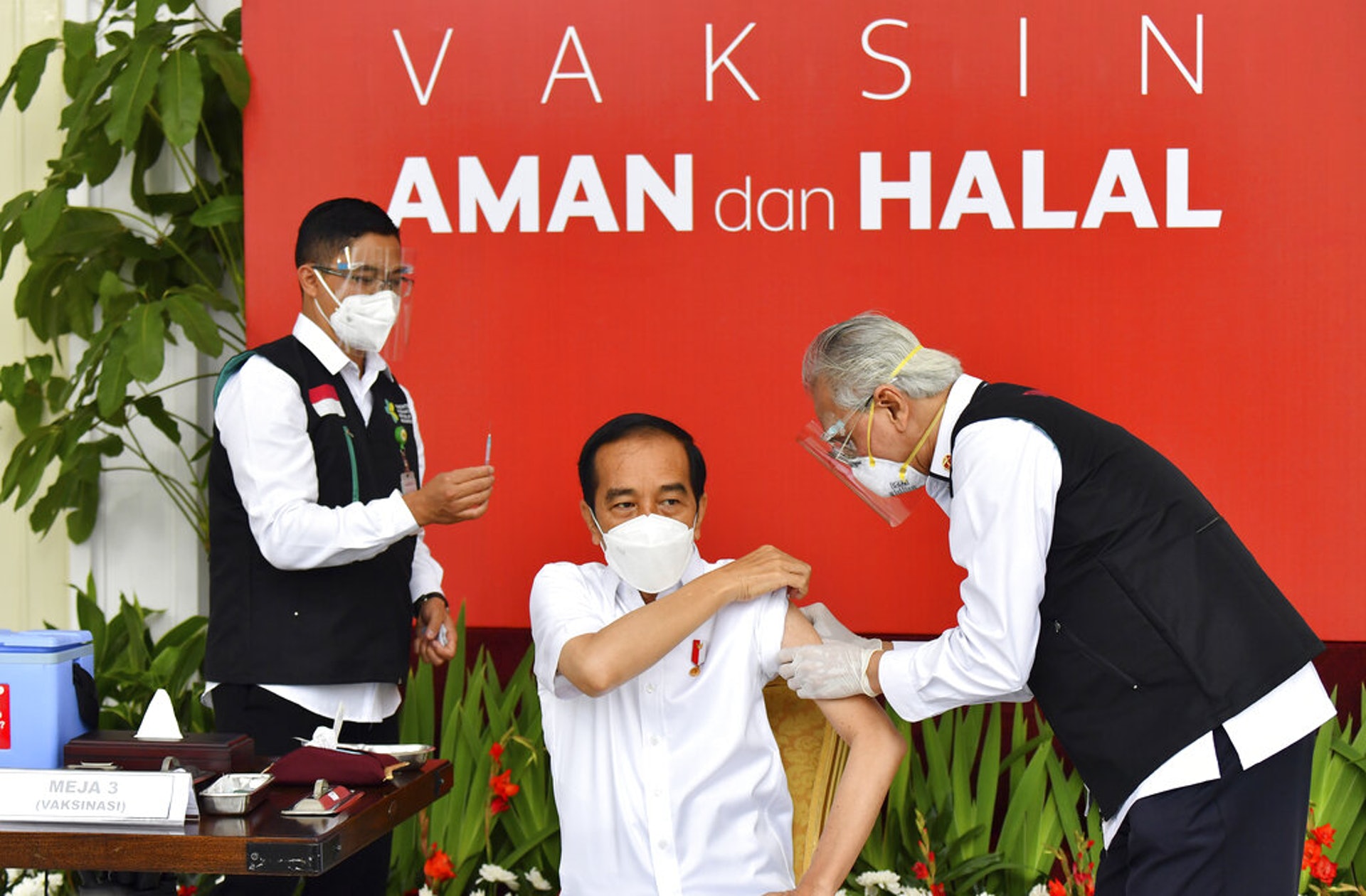 新冠肺炎疫情：印尼總統府發布的照片顯示，總統佐科維多多1月13日在雅加達獨立宮接種新冠肺炎疫苗。（AP）