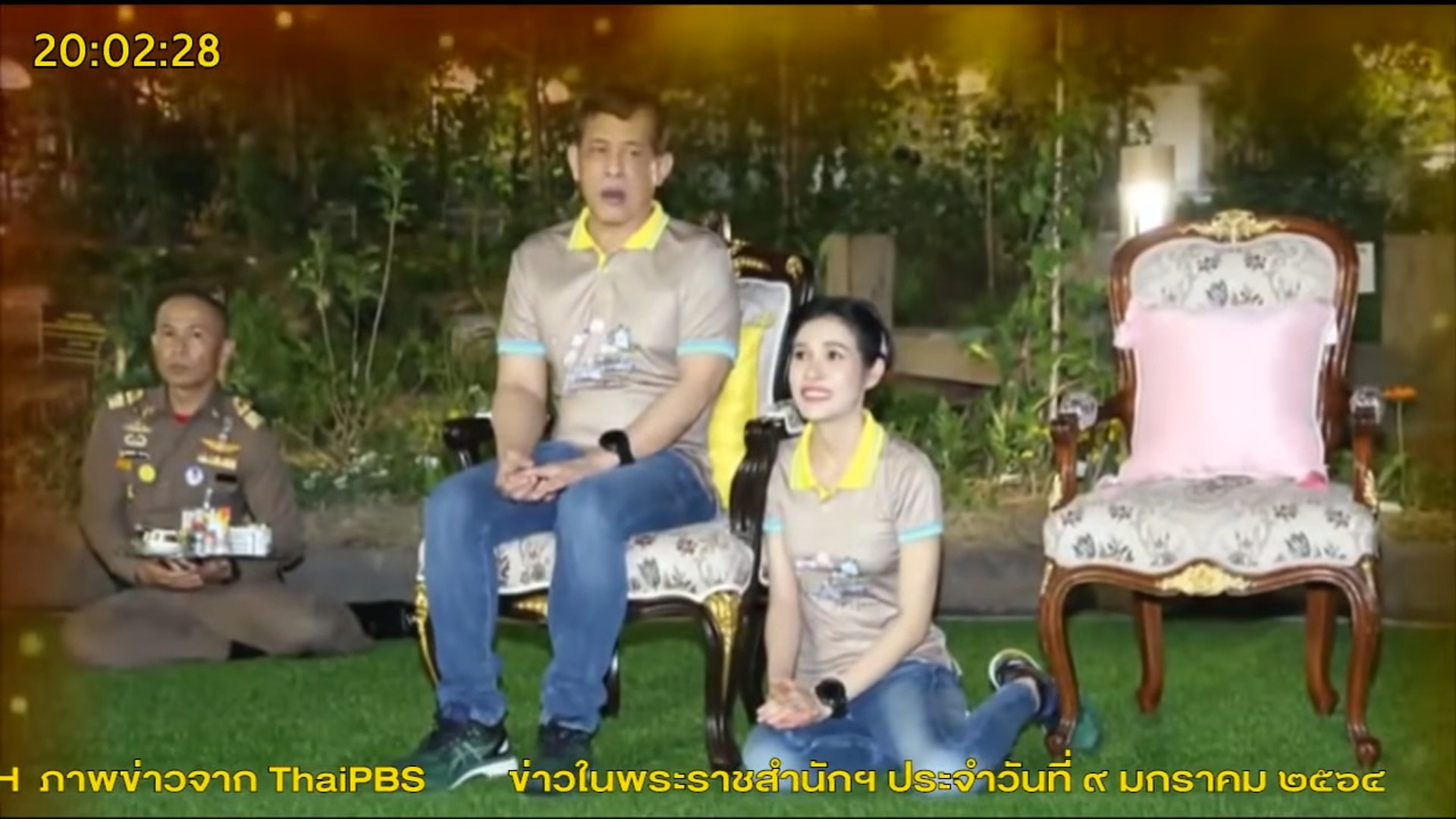 泰王哇集拉隆功與貴妃詩妮娜早前視察監獄(YouTube截圖 / @เรารักราชวงศ์จักรี "We love Chakri Dynasty") 泰王哇集拉隆功與貴妃詩妮娜早前視察監獄(YouTube截圖 / @เรารักราชวงศ์จักรี "We love Chakri Dynasty")