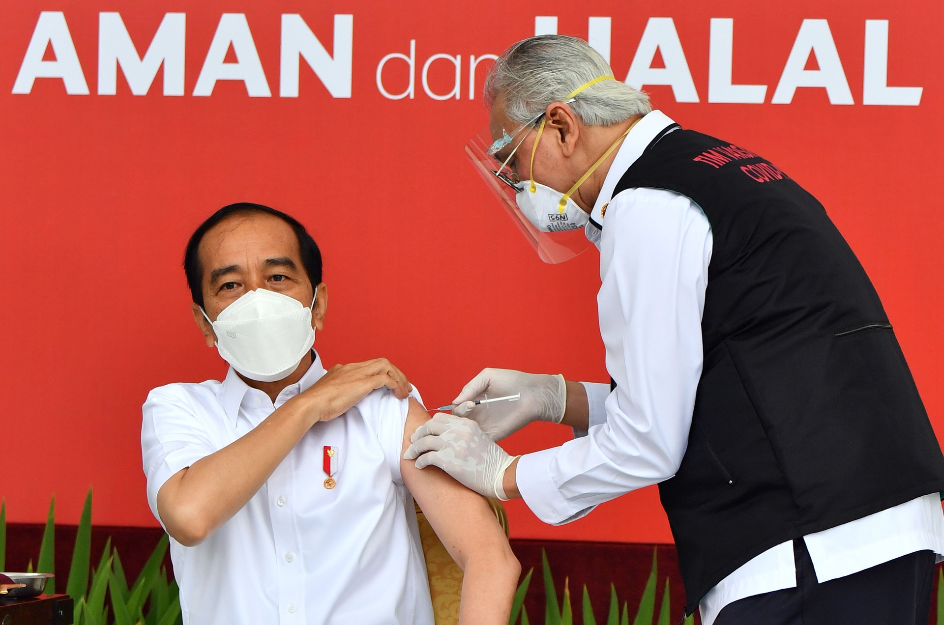2021年1月13日，印尼總統佐科維多多（Joko Widodo，左）接種首劑科興疫苗。（新華社）