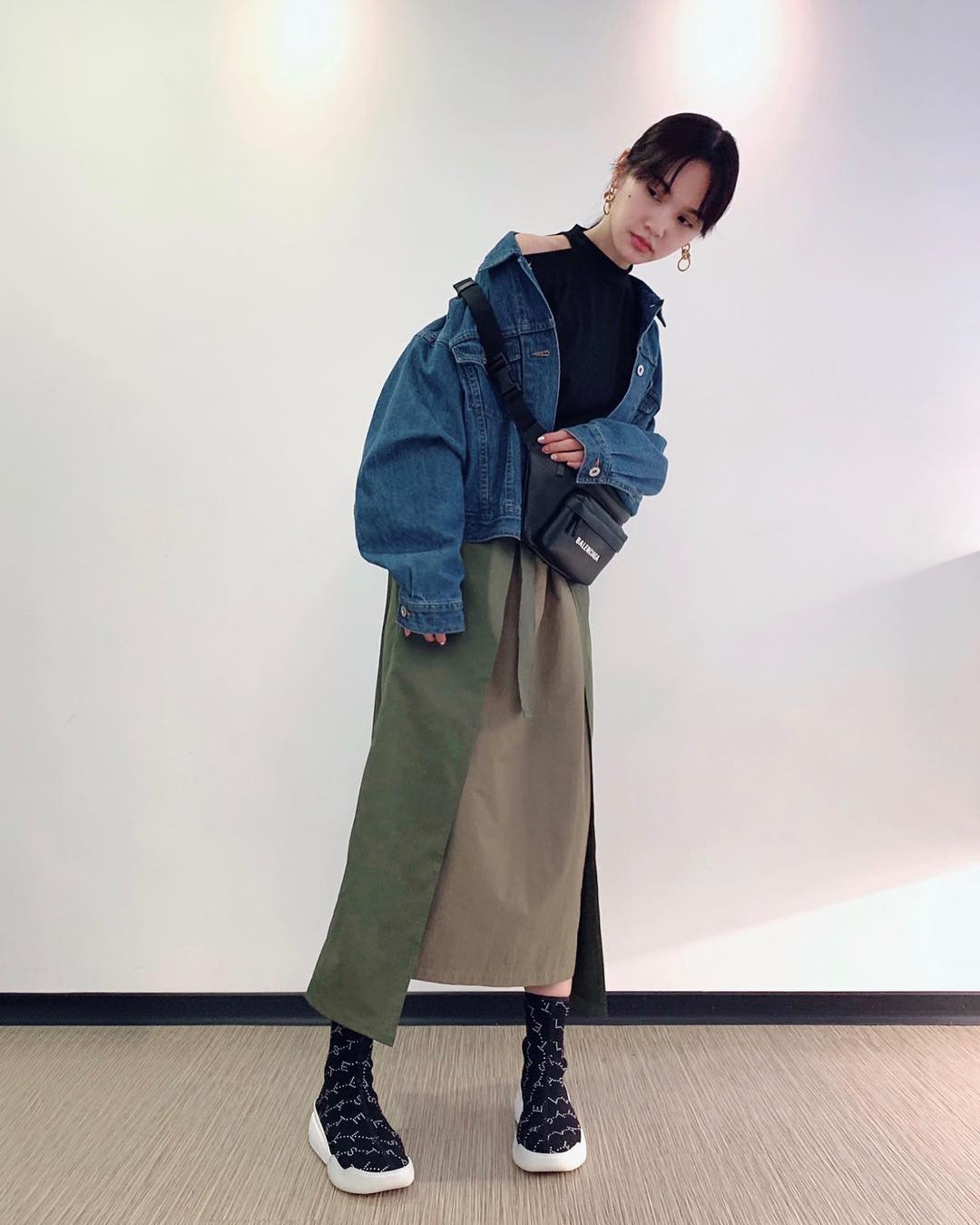 【楊丞琳|名牌手袋】楊丞琳以斜揹方式使用Balenciaga Black Everyday XS Beltpack,腰包為黑色設計,適合搭配不同造型。(rainie77@Instagram) 【楊丞琳|名牌手袋】楊丞琳以斜揹方式使用Balenciaga Black Everyday XS Beltpack,腰包為黑色設計,適合搭配不同造型。(rainie77@Instagram)