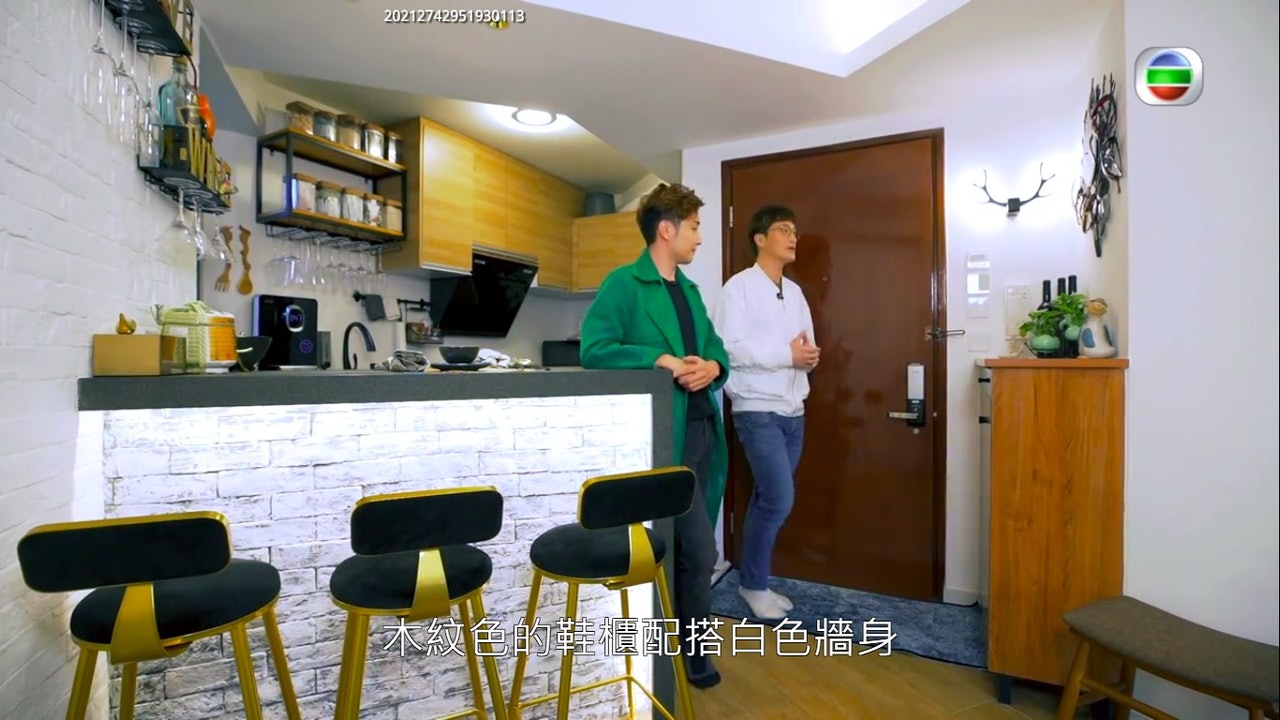 主持狄以達和嘉賓吳啟釗齊齊參觀單位。(《安樂蝸》電視截圖) 主持狄以達和嘉賓吳啟釗齊齊參觀單位。(《安樂蝸》電視截圖)