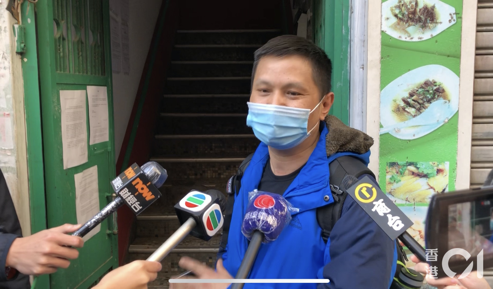 住油麻地新填地街24號的Dhakali指,其妻指凌晨時分沒有人拍門通知她離開,只是有人於門上貼上告示,他指大部分的鄰居已經離開。(陳蕾蕾攝) 住油麻地新填地街24號的Dhakali指,其妻指凌晨時分沒有人拍門通知她離開,只是有人於門上貼上告示,他指大部分的鄰居已經離開。(陳蕾蕾攝)