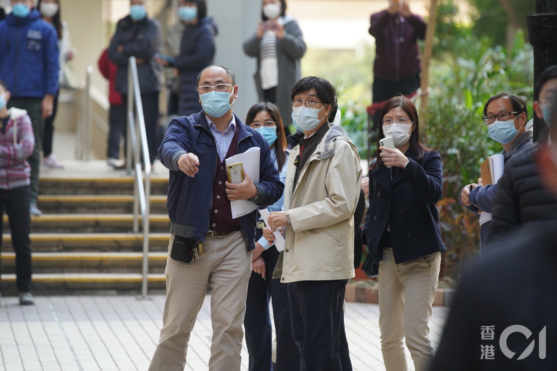 袁國勇到石蔭邨仁石樓巡視環境是否有傳播病毒風險。(鄭子峰攝) 袁國勇到石蔭邨仁石樓巡視環境是否有傳播病毒風險。(鄭子峰攝)