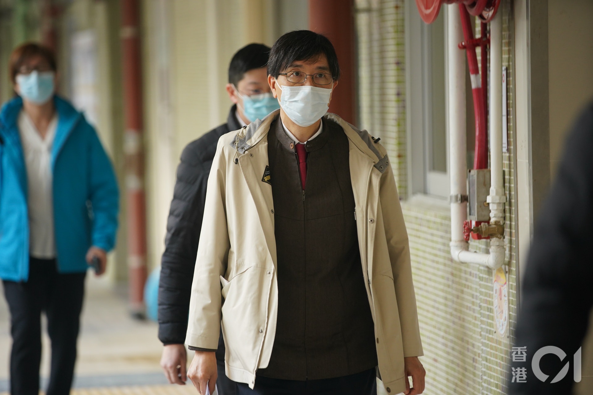 袁國勇到石蔭邨仁石樓巡視環境是否有傳播病毒風險。(鄭子峰攝) 袁國勇到石蔭邨仁石樓巡視環境是否有傳播病毒風險。(鄭子峰攝)
