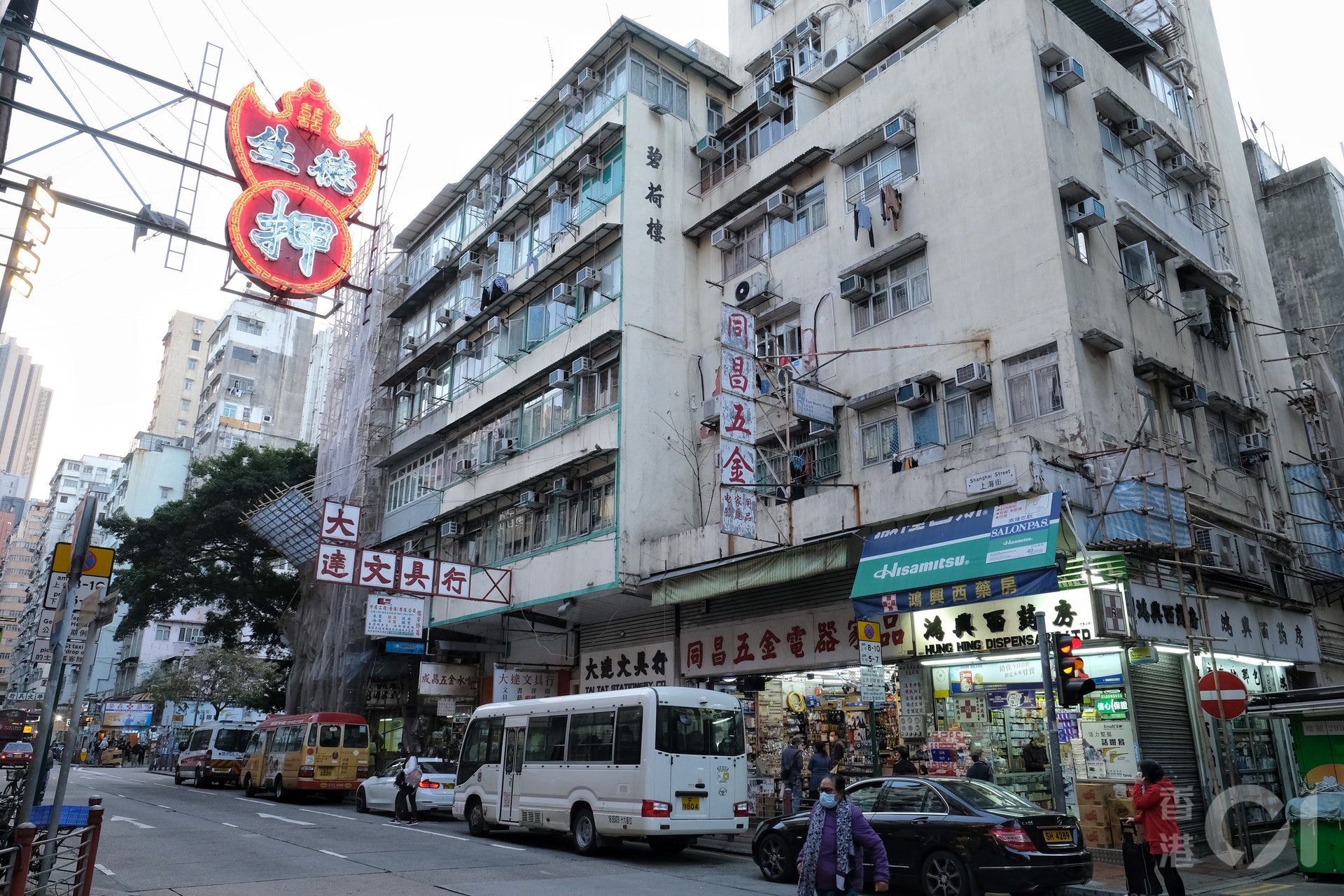 上海街163至165號今日有兩人確診,是佐敦、油麻地區新上榜的疫廈,當局要求居民強制檢測。(羅君豪攝) 上海街163至165號今日有兩人確診,是佐敦、油麻地區新上榜的疫廈,當局要求居民強制檢測。(羅君豪攝)