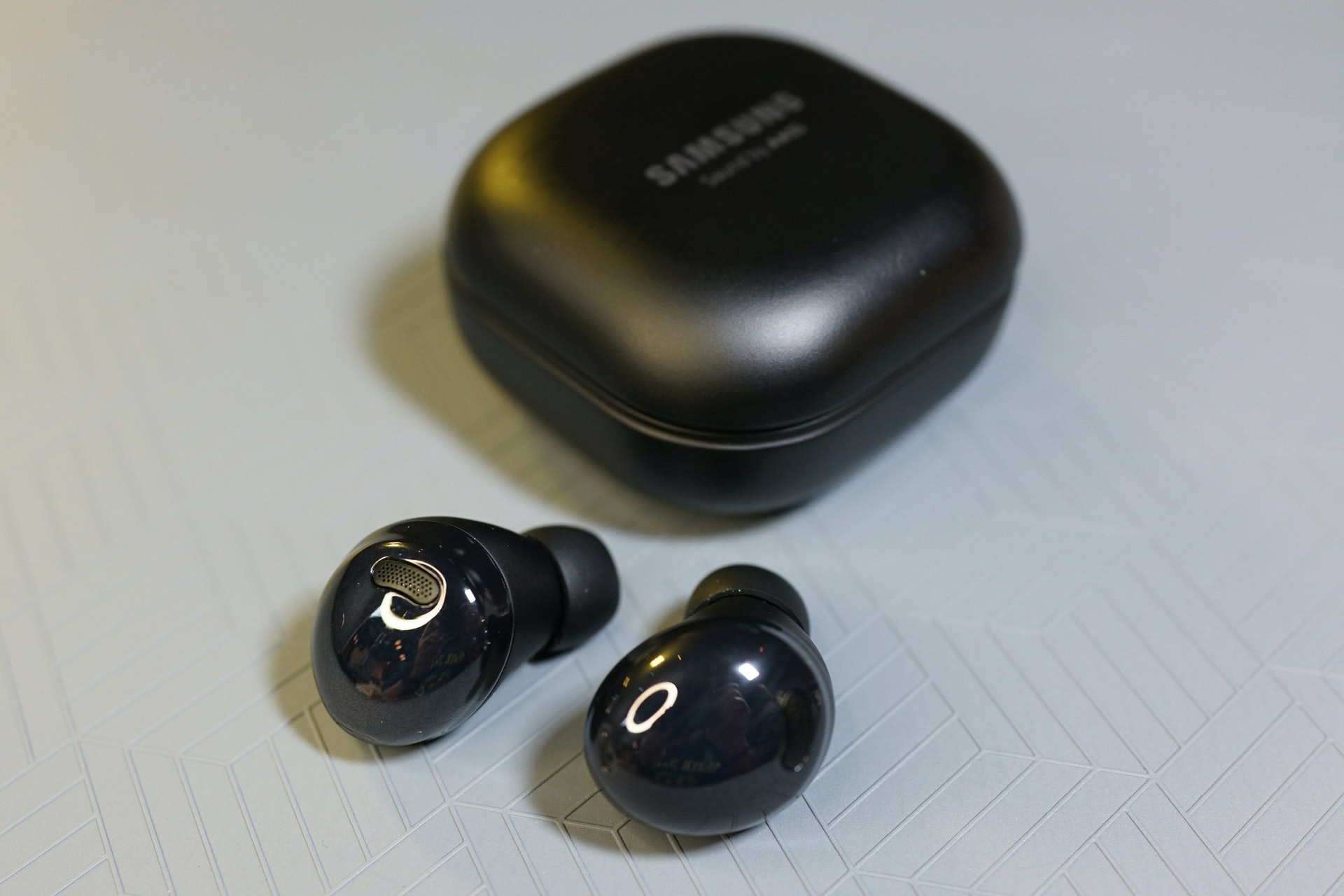 Galaxy Buds Pro 採用更為人熟知的入耳式設計,外型上更令人易1於接受(林勇 攝) Galaxy Buds Pro 採用更為人熟知的入耳式設計,外型上更令人易1於接受(林勇 攝)