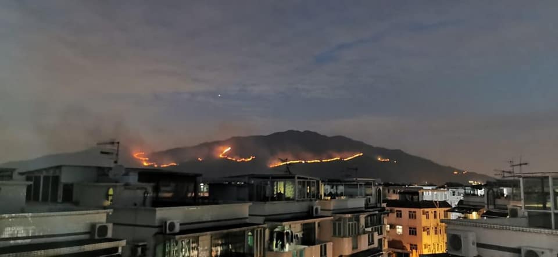 雞公嶺在去年重陽節前夕)起火,燃燒兩日兩夜始受控。(綠惜地球提供) 雞公嶺在去年重陽節前夕)起火,燃燒兩日兩夜始受控。(綠惜地球提供)
