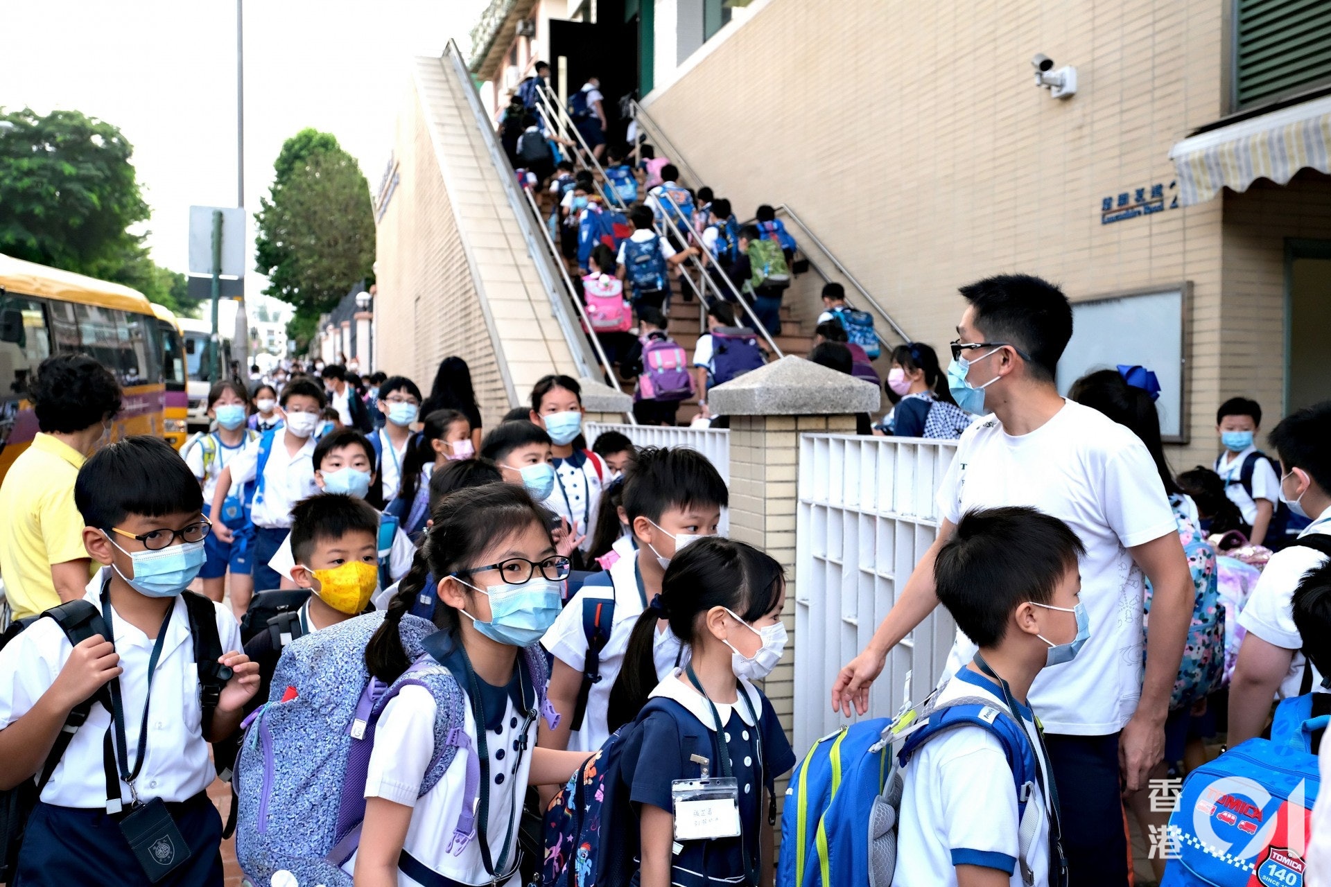 九龍塘宣道小學教師被指,要後學生做涉及「港毒」和言論自由內容的工作紙。(資料片段) 九龍塘宣道小學教師被指,要後學生做涉及「港毒」和言論自由內容的工作紙。(資料片段)