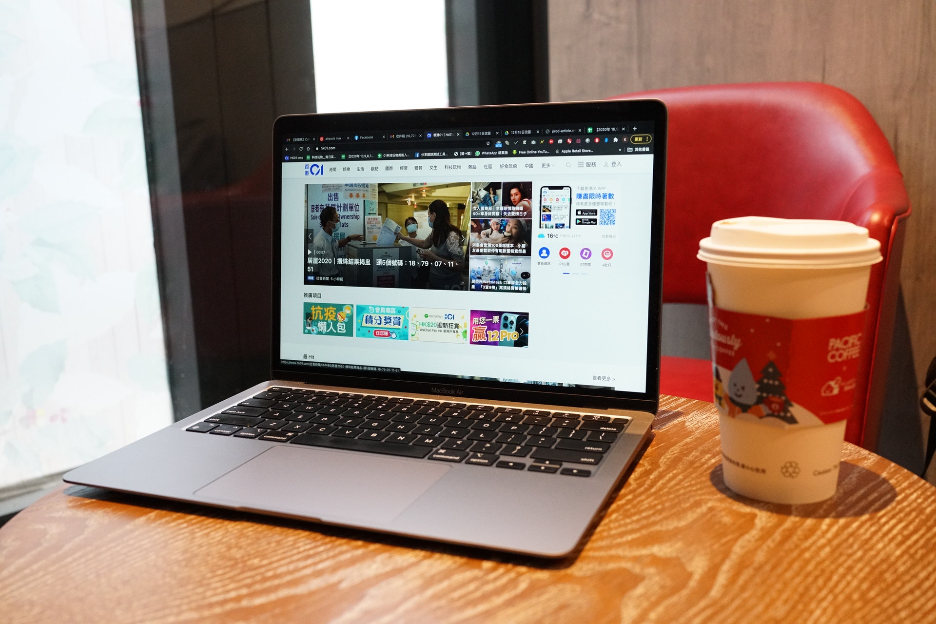 記者拎出街工作實測1個月,看看Apple M1 MacBook Air有何特點。(林勇攝) 記者拎出街工作實測1個月,看看Apple M1 MacBook Air有何特點。(林勇攝)