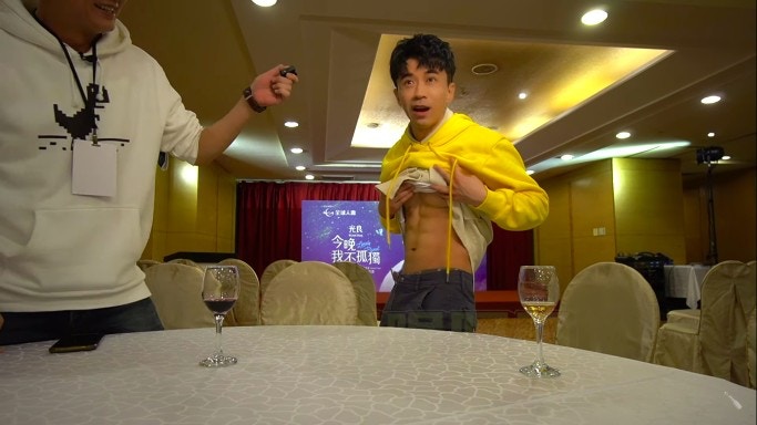 50歲光良身材不輸年輕偶像6舊腹肌超吸睛 香港01 即時娛樂