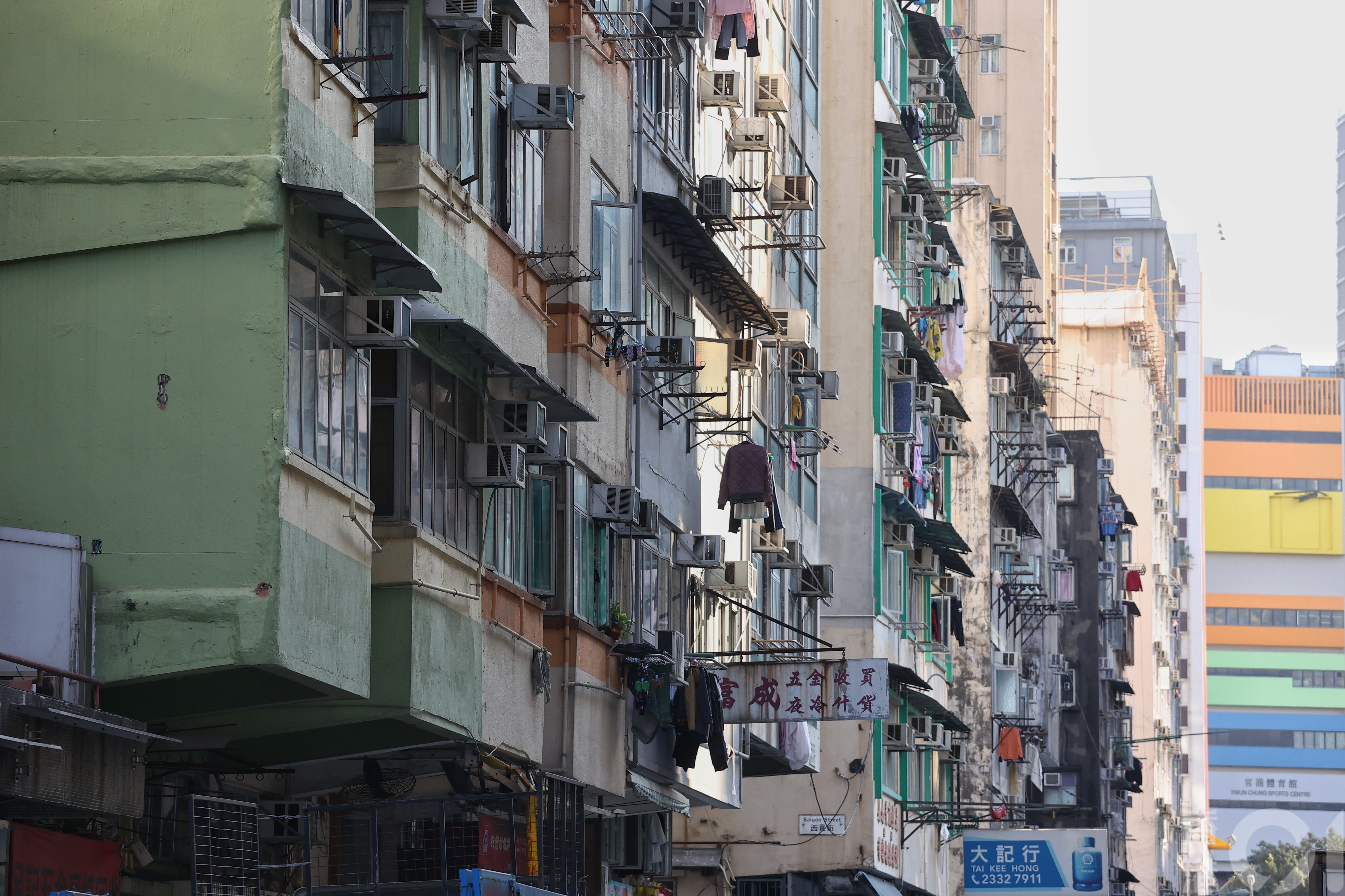 政府在1月15日公布，向佐敦廟街一帶的「廟街疫區」發出強制檢測令，凡樓宇有一個確診個案，全幢樓居民需強制檢測，限期由16日起三日內進行。(張浩維攝)