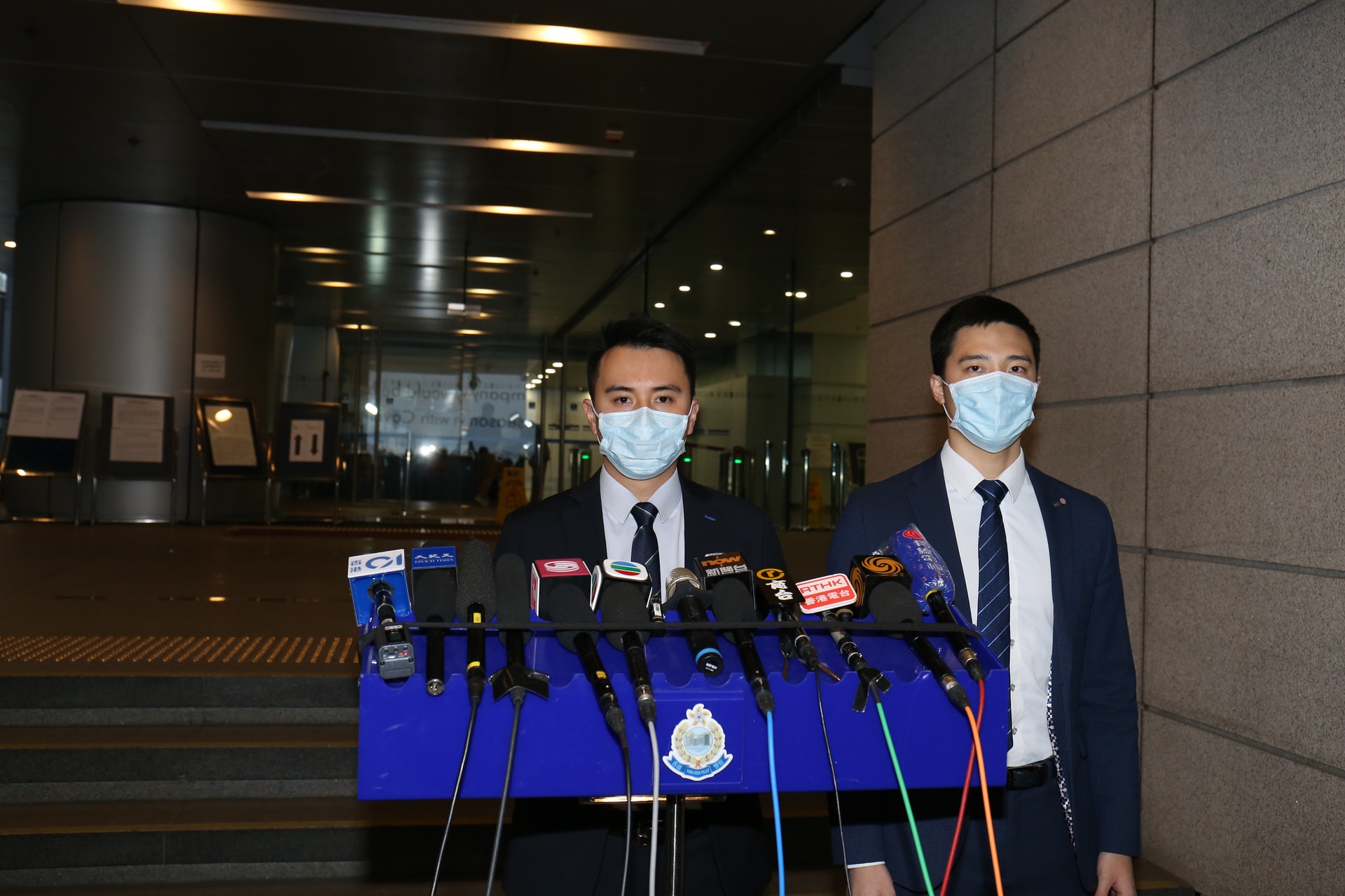 商業罪案調查科(署理)警司吳基駿(左)交代案情。(陳浩然攝) 商業罪案調查科(署理)警司吳基駿(左)交代案情。(陳浩然攝)