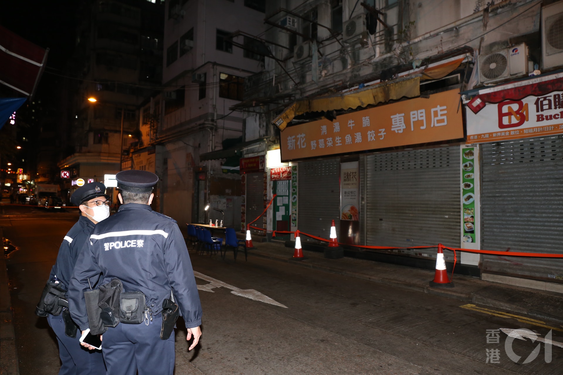 1月15日,衞生署向新填地街20、22、24及26號唐樓發出隔離令,禁止任何人出入,警員晚上設立封鎖區。(張家豪攝) 1月15日,衞生署向新填地街20、22、24及26號唐樓發出隔離令,禁止任何人出入,警員晚上設立封鎖區。(張家豪攝)