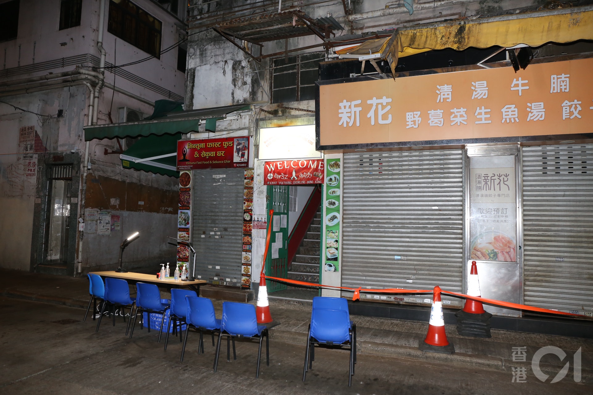 1月15日,衞生署向新填地街20、22、24及26號唐樓發出隔離令,禁止任何人出入,警員晚上設立封鎖區。(張家豪攝) 1月15日,衞生署向新填地街20、22、24及26號唐樓發出隔離令,禁止任何人出入,警員晚上設立封鎖區。(張家豪攝)