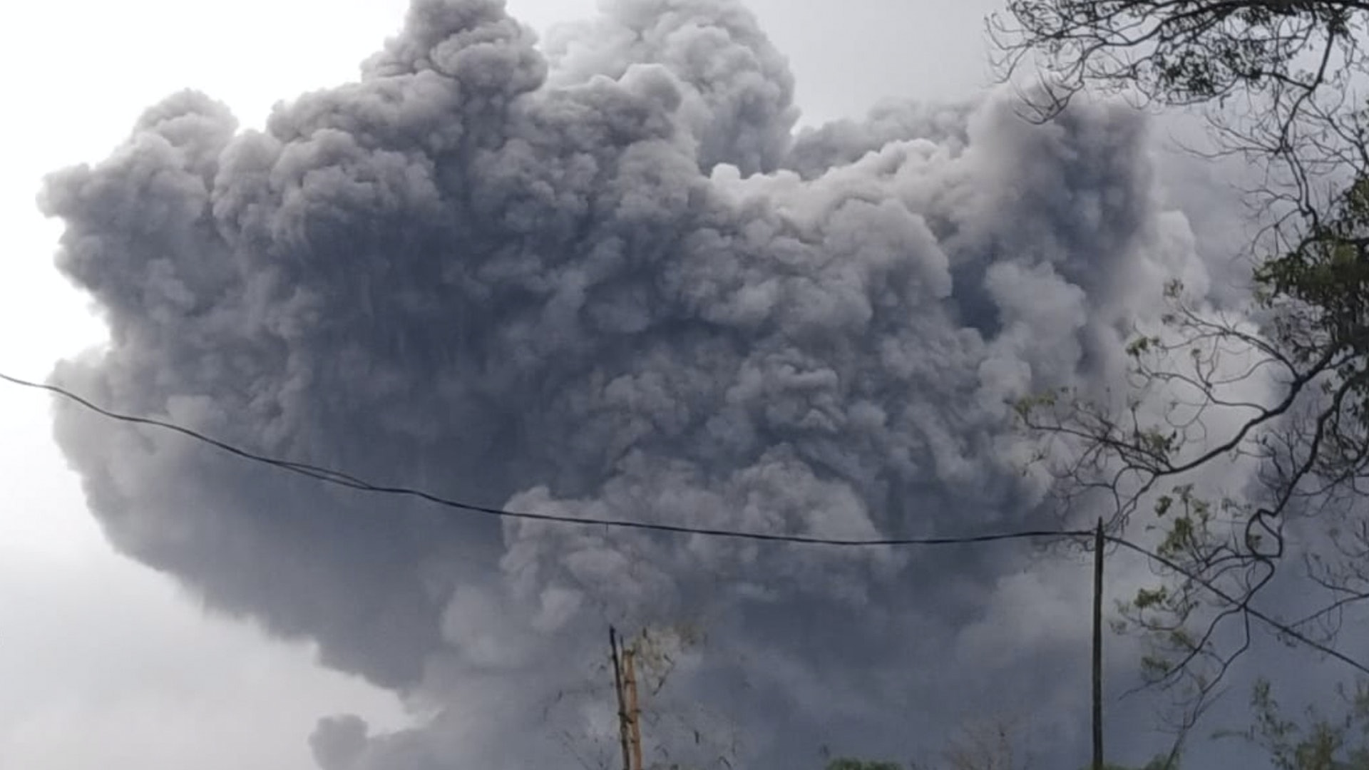 印尼爪哇島火山爆發 濃煙湧上逾5公里高空 印尼爪哇島火山爆發 濃煙湧上逾5公里高空