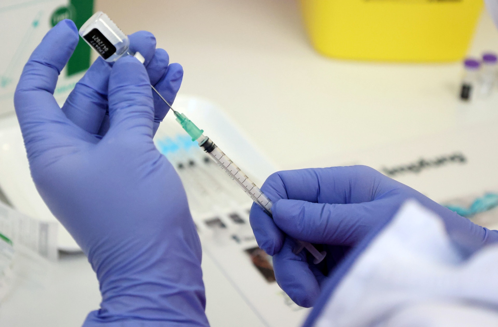 圖為1月13日，醫護人員正在準備注射輝瑞疫苗。（Reuters）