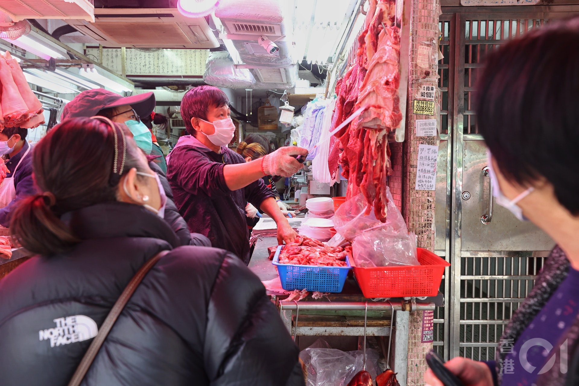 1月17日天氣寒冷,在九龍城街市,著名牛肉店維持10餘人排隊,要半小時才能買到。(張浩維攝) 1月17日天氣寒冷,在九龍城街市,著名牛肉店維持10餘人排隊,要半小時才能買到。(張浩維攝)