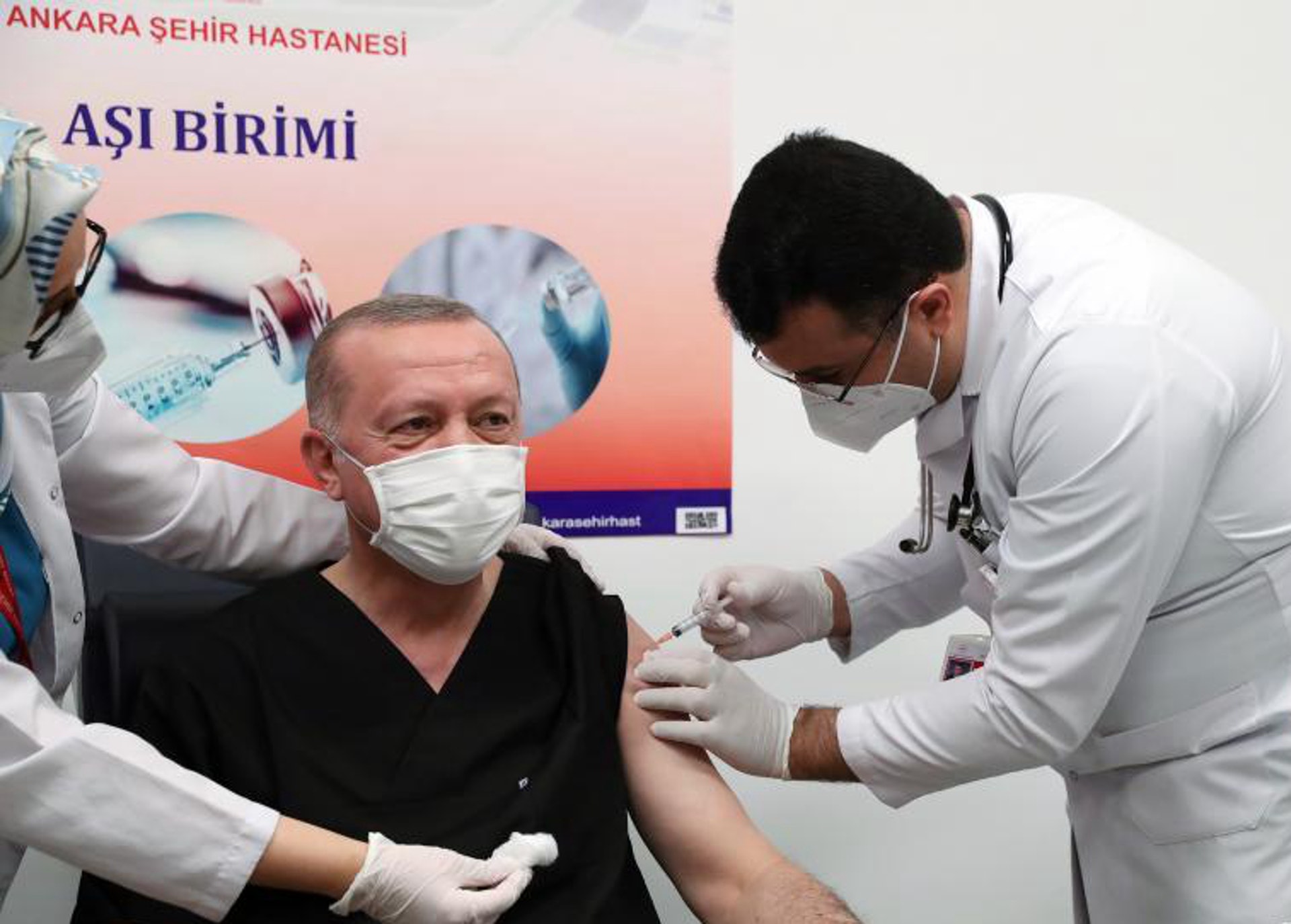 2021年1月14日,土耳其總統埃爾多安(Recep Tayyip Erdogan,中)在土耳其首都安卡拉一家醫院接種中國新冠肺炎疫苗。(新華社) 2021年1月14日,土耳其總統埃爾多安(Recep Tayyip Erdogan,中)在土耳其首都安卡拉一家醫院接種中國新冠肺炎疫苗。(新華社)