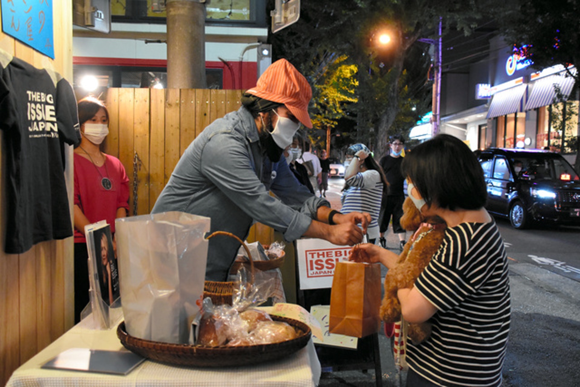 東京「夜之麵包屋」吸引不少當地人光顧。(圖片來源:《朝日新聞》) 東京「夜之麵包屋」吸引不少當地人光顧。(圖片來源:《朝日新聞》)