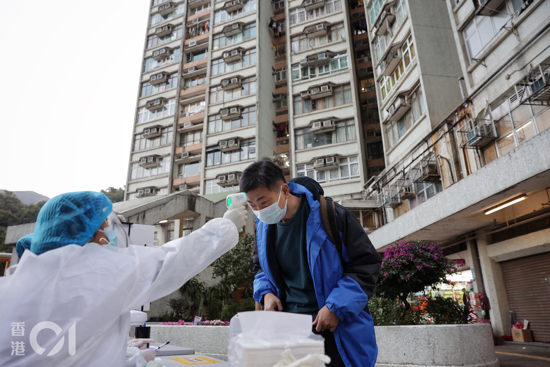 柴灣峰華邨曉峰樓爆疫,當局在現場設檢測站。(李澤彤攝) 柴灣峰華邨曉峰樓爆疫,當局在現場設檢測站。(李澤彤攝)