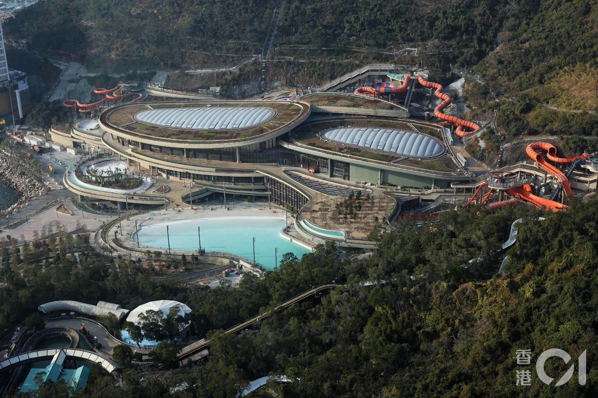 水上樂園已大致完工,建築整體呈橢圓形,建有數條大型橙色水上滑梯,並設有一戶外泳池以及休憩空間。(張浩維攝) 水上樂園已大致完工,建築整體呈橢圓形,建有數條大型橙色水上滑梯,並設有一戶外泳池以及休憩空間。(張浩維攝)