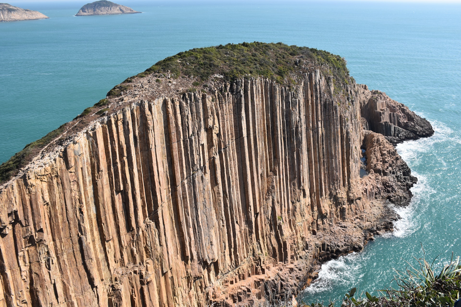 破邊洲原本是花山的一部分,但長期受海浪沖擊,最後與陸地分離,形成這個充滿特色的小島。(顏銘輝攝) 破邊洲原本是花山的一部分,但長期受海浪沖擊,最後與陸地分離,形成這個充滿特色的小島。(顏銘輝攝)