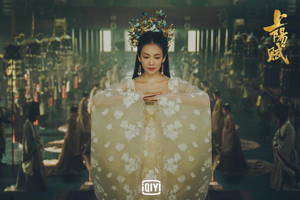 最近章子怡的首部古裝電視劇在内地播出，她的古裝造型和角色引起了網友的熱議。（《上陽賦》劇照）