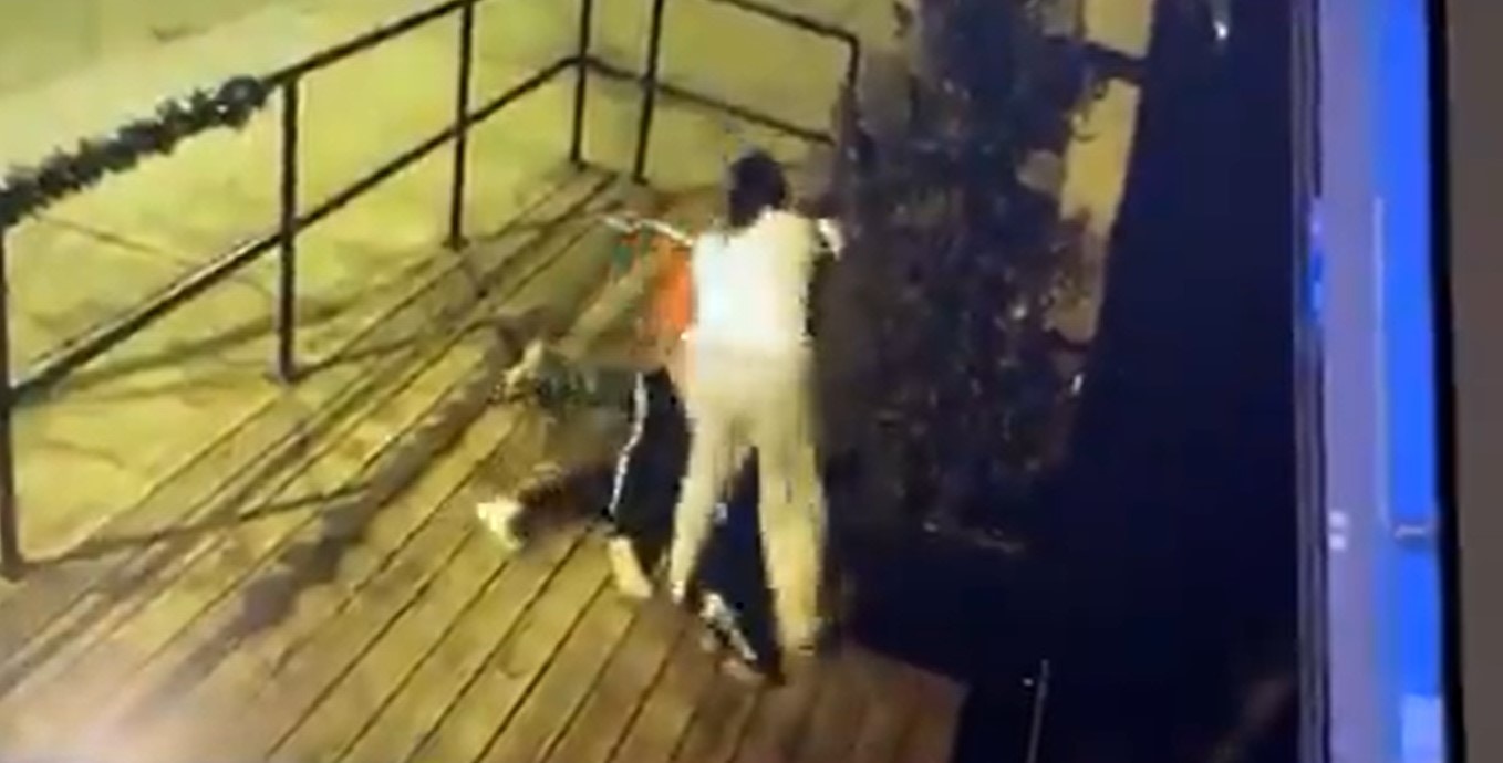 其中一名搶匪發現屋主來了，馬上就想跳窗逃跑；另一人則是衝向姊妹們想攻擊。而這時莎賓娜與露西就奮勇向前對抗歹徒，兩人腎上腺素迅速提升，直接把他壓制在地。即使搶匪宣稱自己「我手上有拿刀，我會刺你！」，三人更是毫無懼怕。（監視器截圖／Sabrina Lorefice）