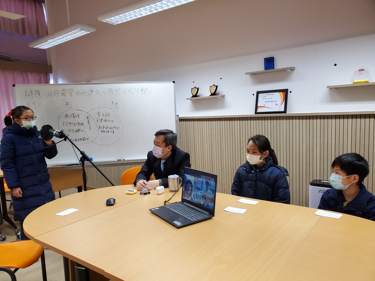 疫情下,保良局田家炳小學安排語言方面資優的學生,透過網絡與回校上課的小六學生,一起進行辯論訓練。(校方提供) 疫情下,保良局田家炳小學安排語言方面資優的學生,透過網絡與回校上課的小六學生,一起進行辯論訓練。(校方提供)