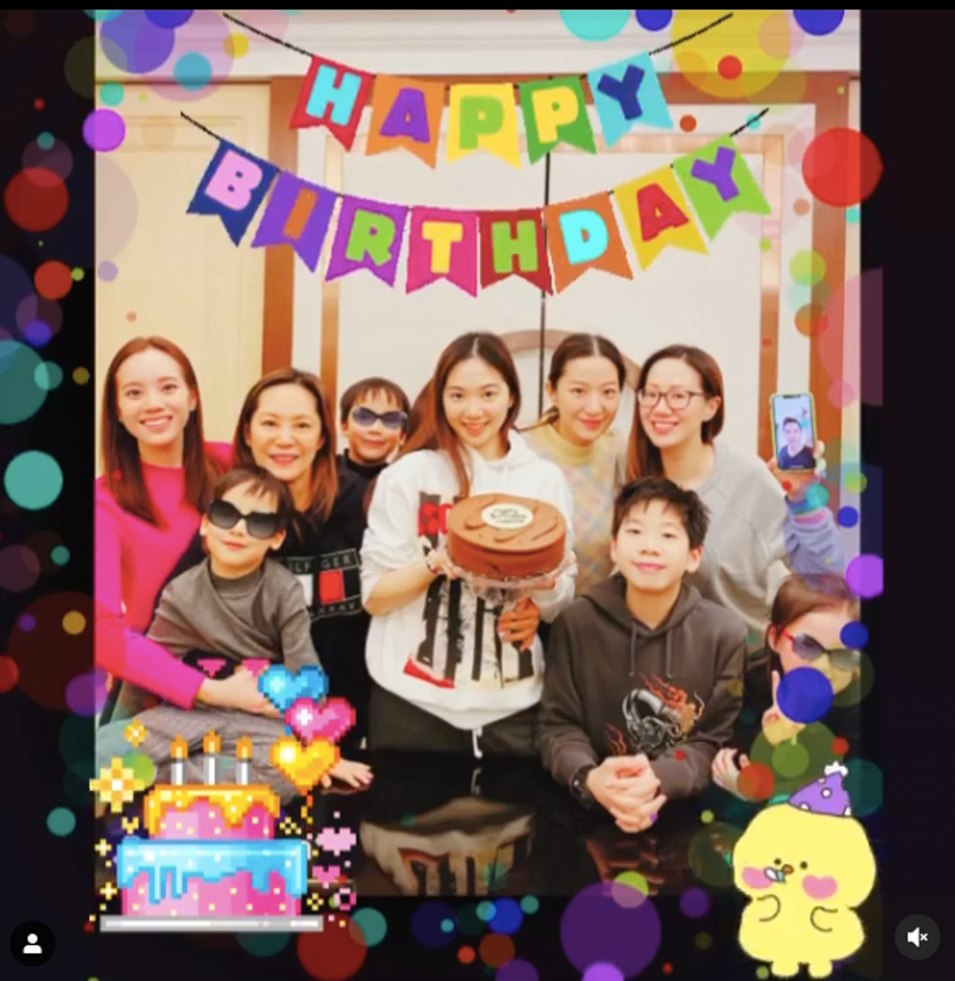 汪诗诗为Jasmine举行家庭派对打边炉庆祝生日,汪妈妈、妹妹汪圆圆一家及表妹湛琪清都有出席,至于甄子丹却因工作在身无法一齐过,只能够以视像形式为爱女庆祝。(Instagram:@ sweetcil)