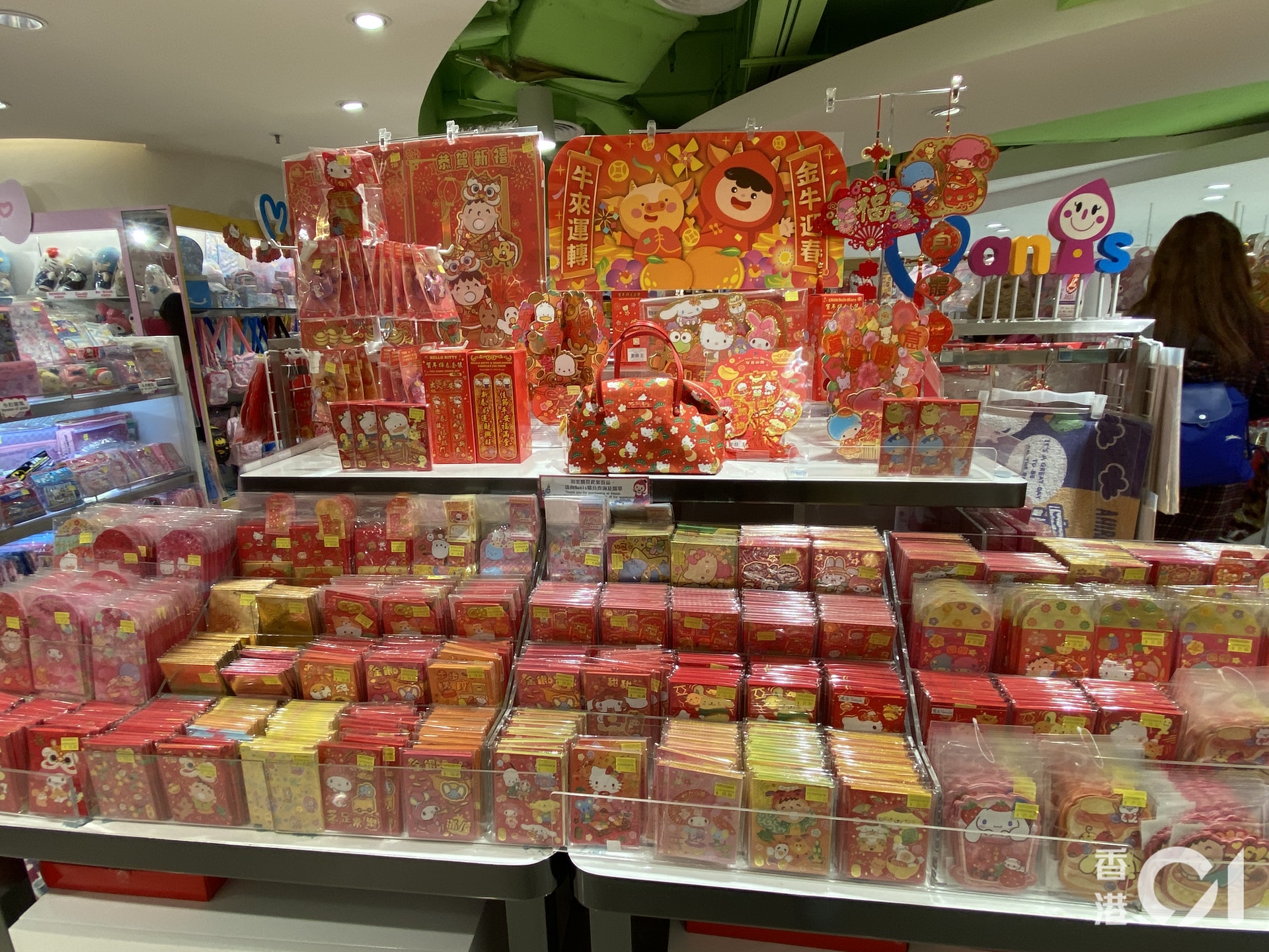今年不少商舖紛紛推出卡通角色的賀年精品。(攝影:余嘉文) 今年不少商舖紛紛推出卡通角色的賀年精品。(攝影:余嘉文)