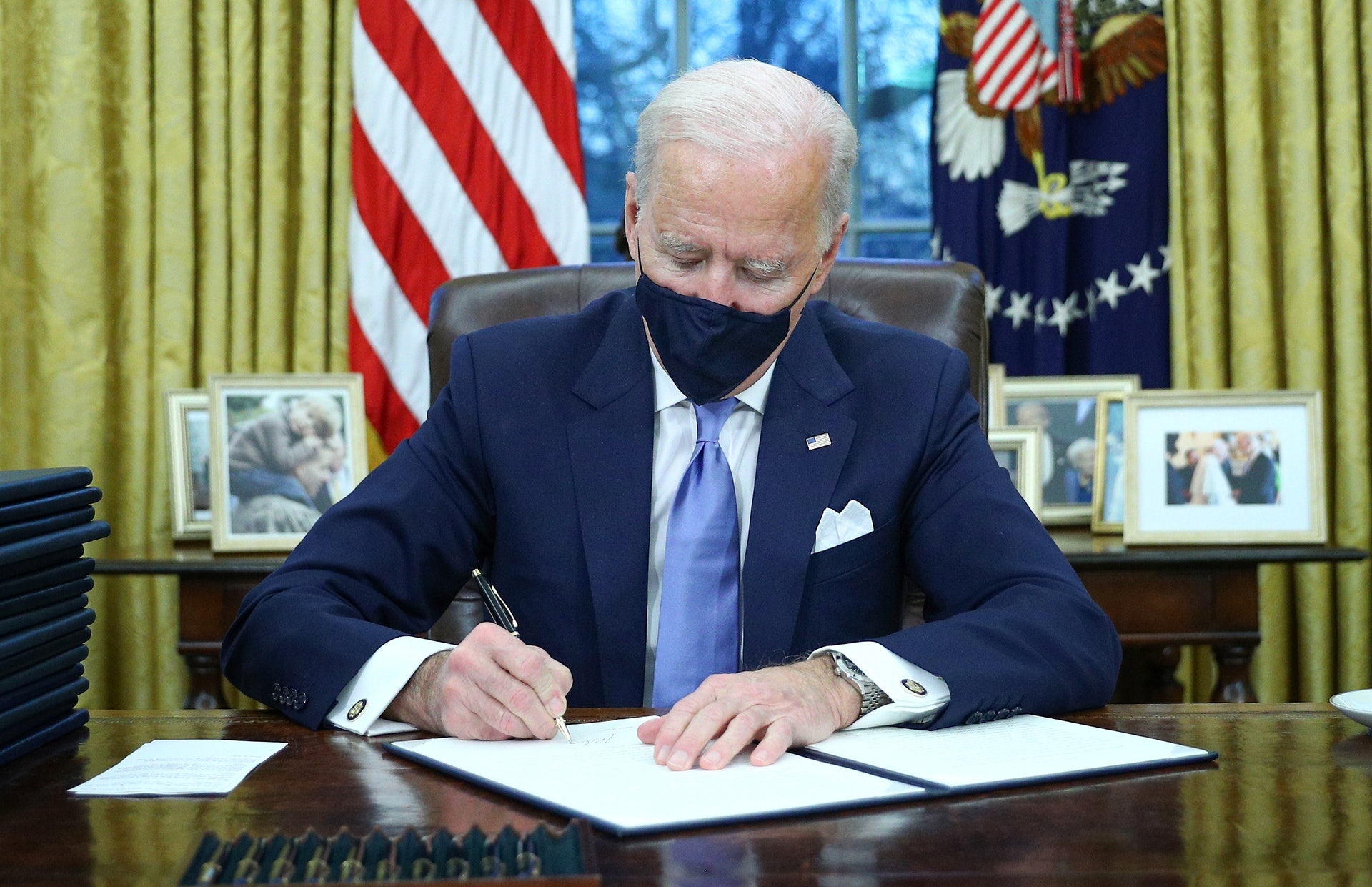 拜登1月20日入主白宫后，随即签署多项行政命令。（Reuters）