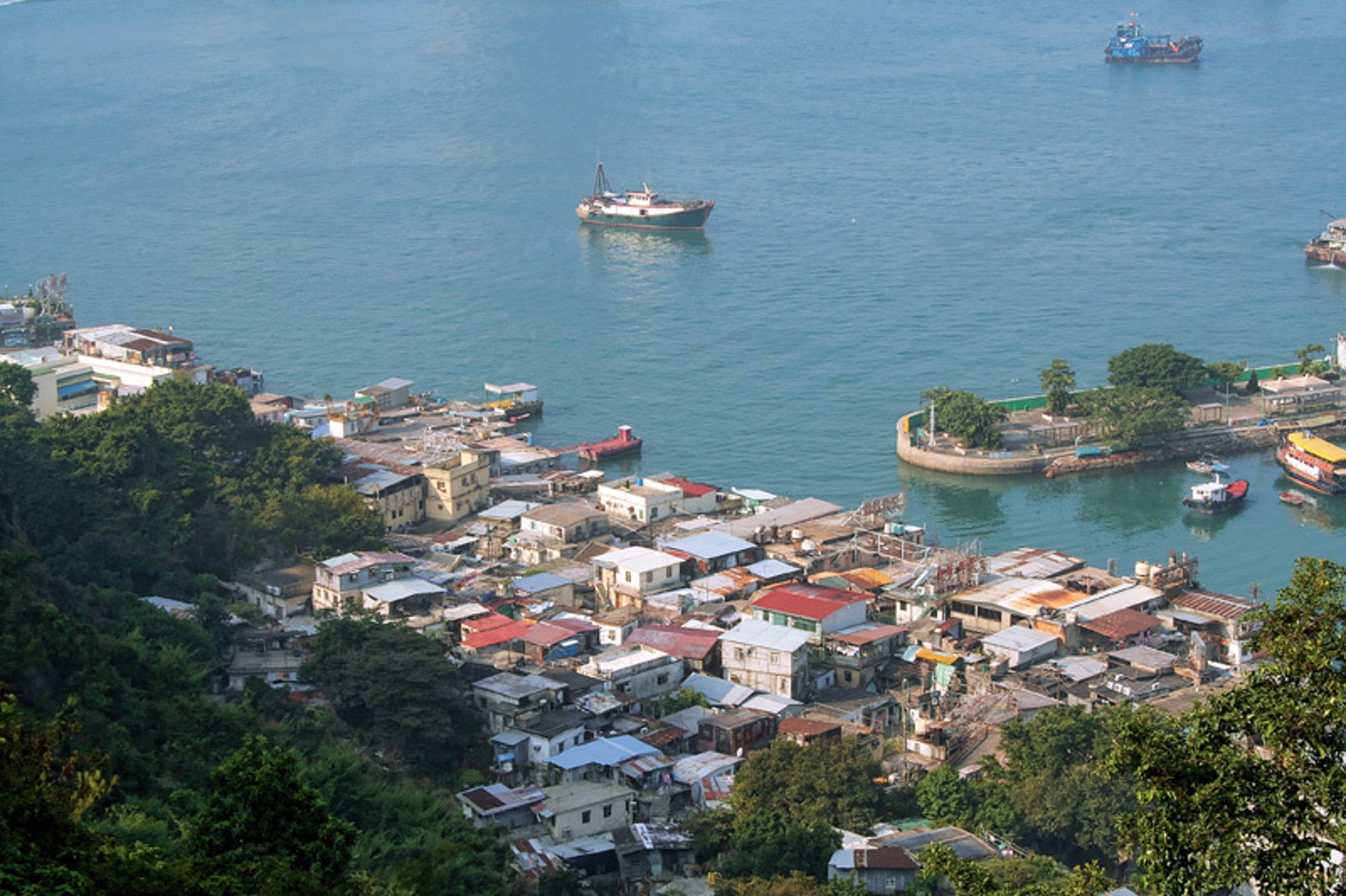 由油塘的馬路徐徐上行,之後接上山徑登山,途中可俯瞰鯉魚門(野外動向授權使用) 由油塘的馬路徐徐上行,之後接上山徑登山,途中可俯瞰鯉魚門(野外動向授權使用)
