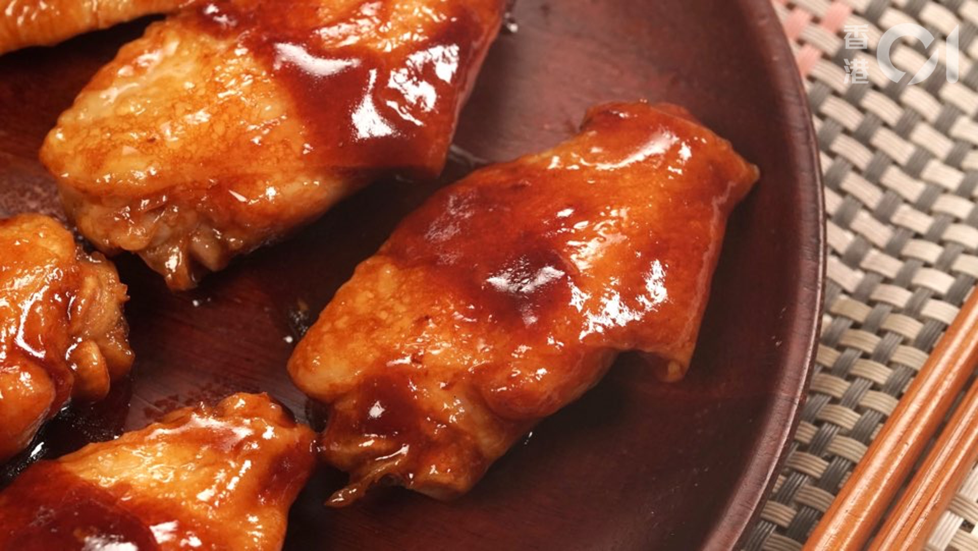 煎香了的雞翼,經燜煮過後更加惹味,充滿蠔油香,佐飯一流。 煎香了的雞翼,經燜煮過後更加惹味,充滿蠔油香,佐飯一流。