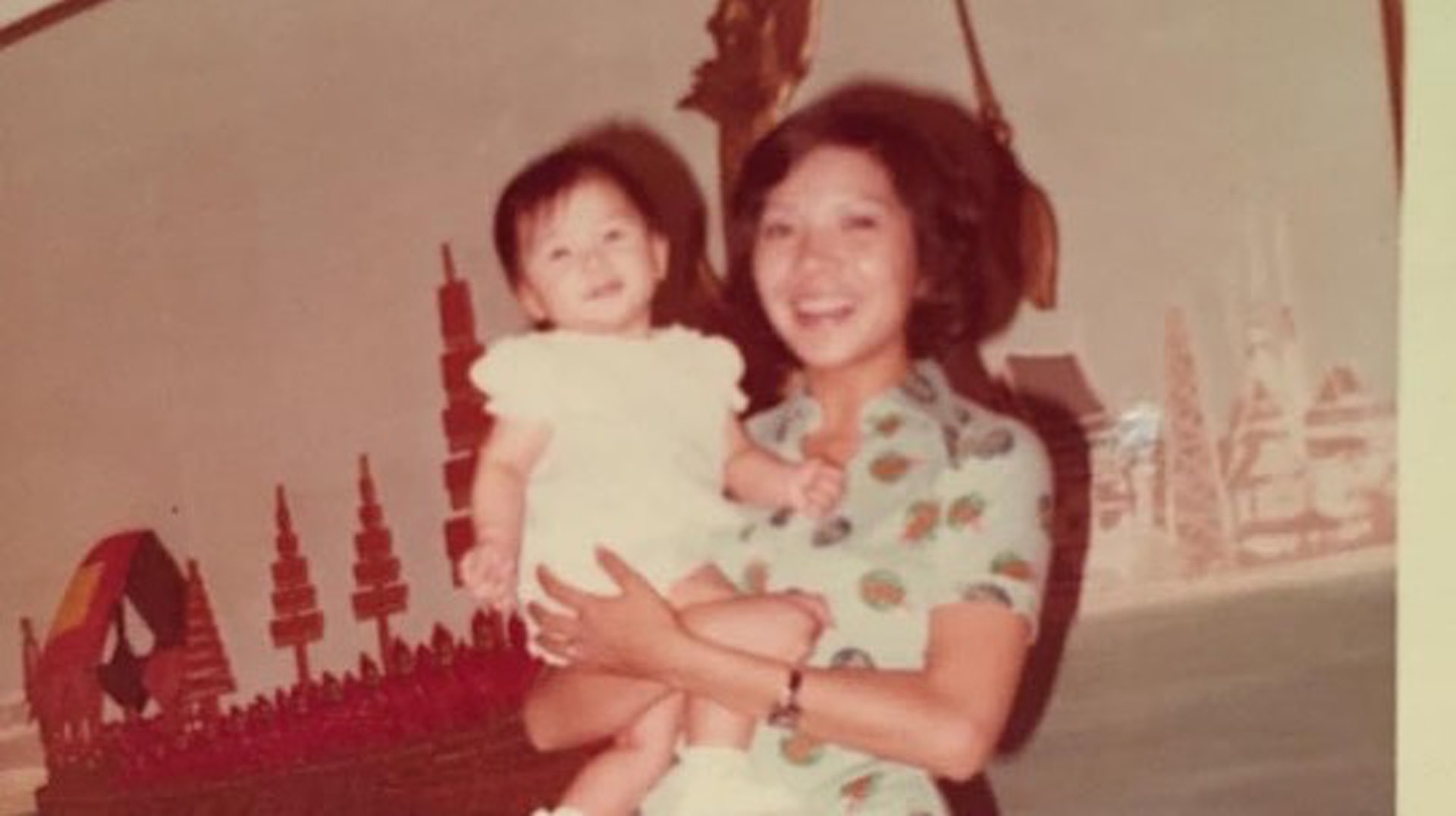 車婉婉的母親是粵語片演員車綺芬,後來嫁給著名粵語片小生張英才,當時有傳男方為她拋妻棄子,不久後離婚,其後改嫁美國華僑,才生下車婉婉,但車婉婉否認。(IG@cheyuenyuen1228) 車婉婉的母親是粵語片演員車綺芬,後來嫁給著名粵語片小生張英才,當時有傳男方為她拋妻棄子,不久後離婚,其後改嫁美國華僑,才生下車婉婉,但車婉婉否認。(IG@cheyuenyuen1228)