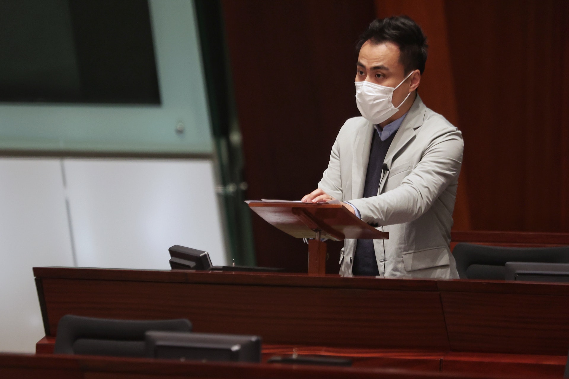 郭偉强質問黨友何啟明,直指:「局長對香港市民好有信心,年幾唔做野都冇問題,都開到飯。人嚟㗎?」(李澤彤攝) 郭偉强質問黨友何啟明,直指:「局長對香港市民好有信心,年幾唔做野都冇問題,都開到飯。人嚟㗎?」(李澤彤攝)