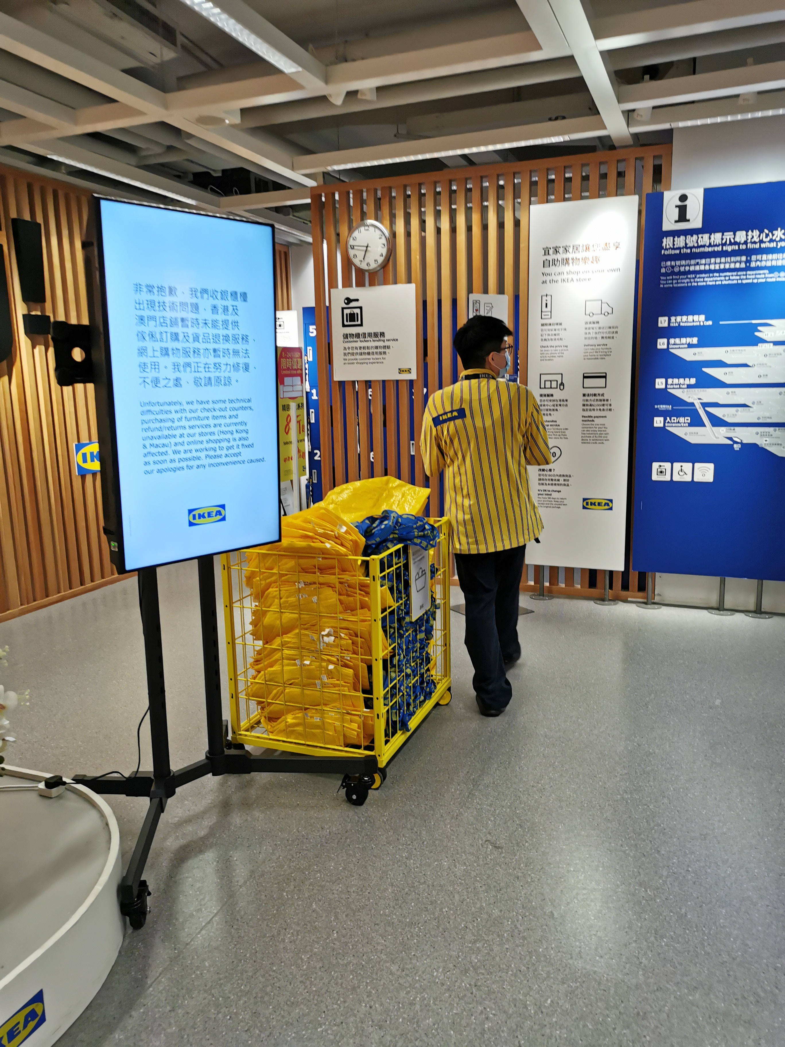 有店員在門口講解情況。