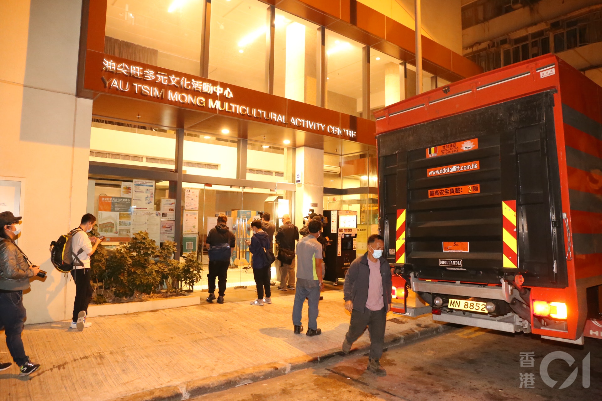 1月23日凌晨,有貨車駛至西貢街與炮台街交界「油尖旺多元文化活動中心」,工人將物資運入中心內,據悉包括個人保護裝備。(張家豪攝) 1月23日凌晨,有貨車駛至西貢街與炮台街交界「油尖旺多元文化活動中心」,工人將物資運入中心內,據悉包括個人保護裝備。(張家豪攝)