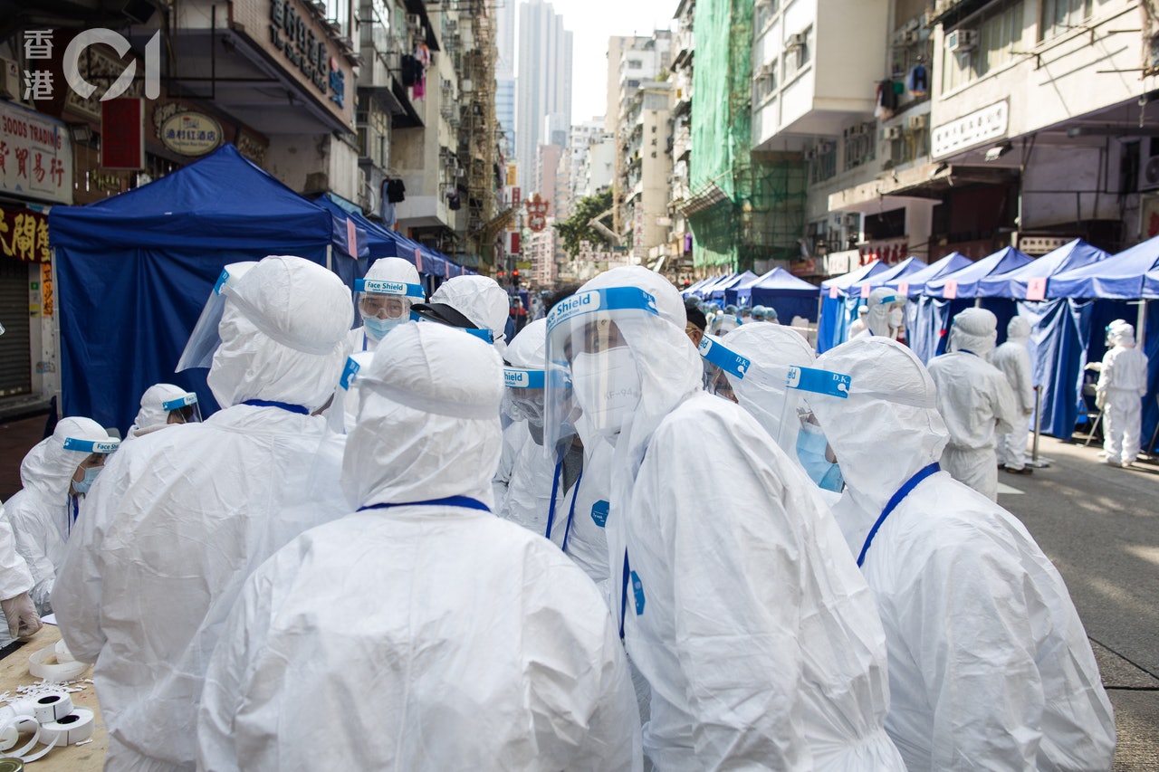政府在上海街、廟街設置多個臨時帳幕作為採樣中心。(梁鵬威攝) 政府在上海街、廟街設置多個臨時帳幕作為採樣中心。(梁鵬威攝)