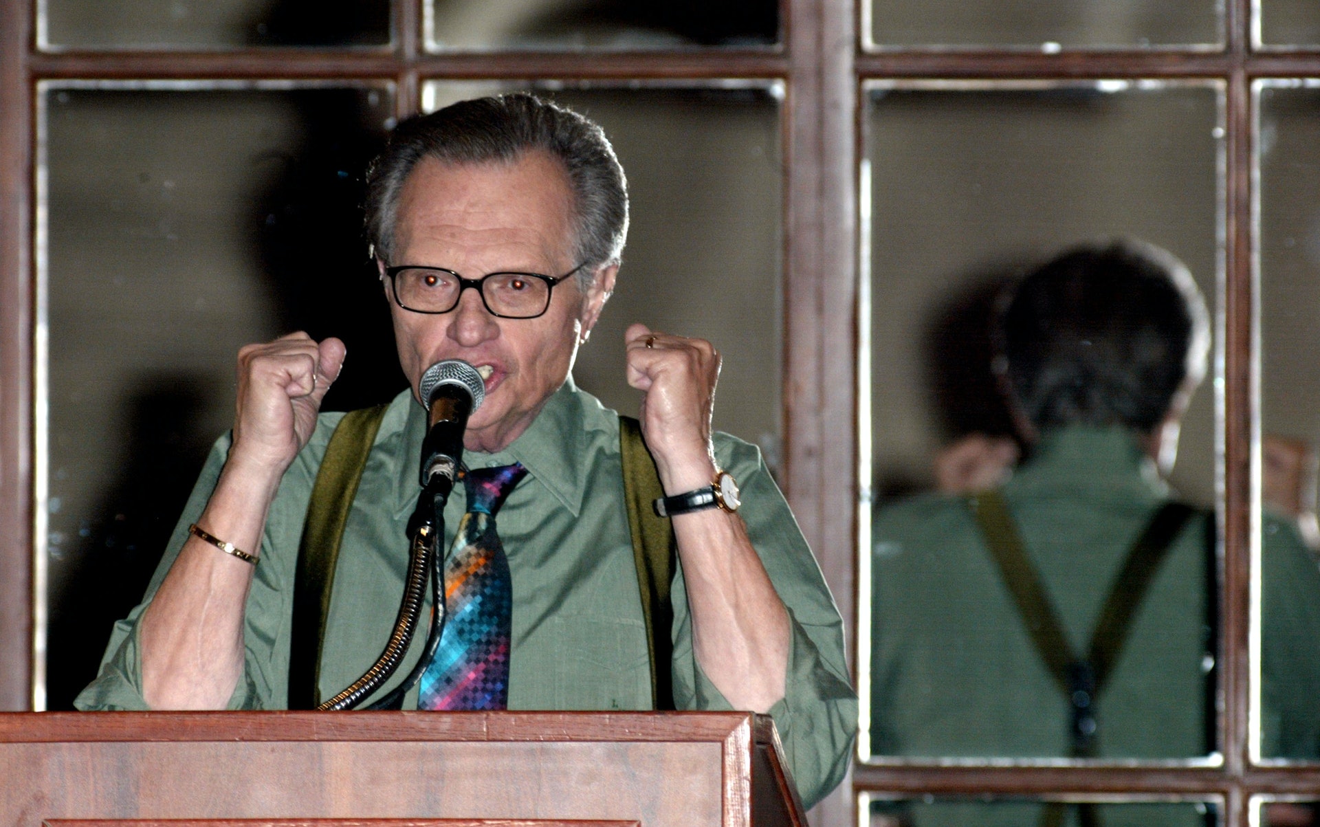 Larry King:圖為他2002年2月在美國Society of Professional Journalists的宴會中發表演說。(Getty) Larry King:圖為他2002年2月在美國Society of Professional Journalists的宴會中發表演說。(Getty)