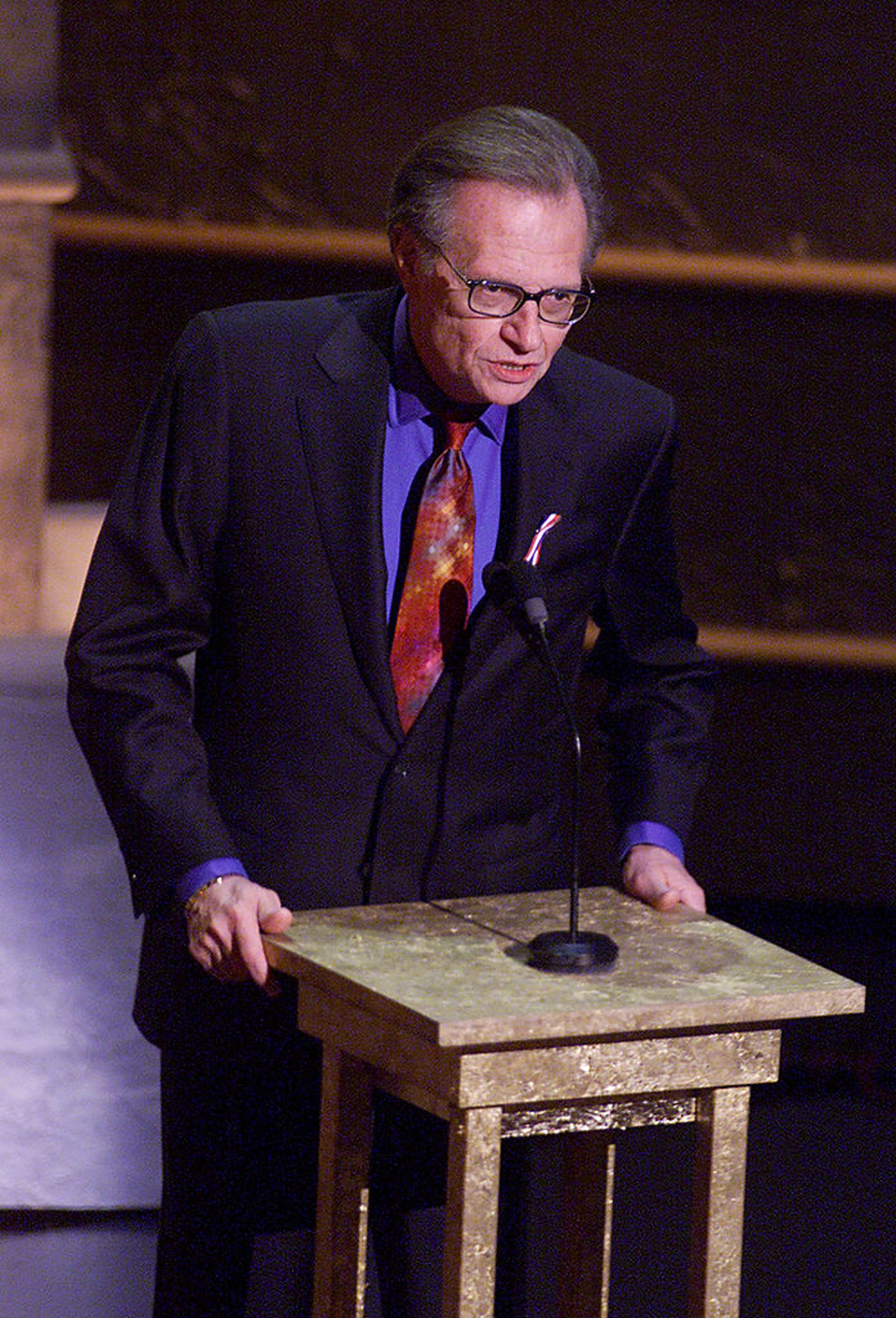 Larry King:圖為他2001年11月出席艾美獎頒獎典禮。(Getty) Larry King:圖為他2001年11月出席艾美獎頒獎典禮。(Getty)