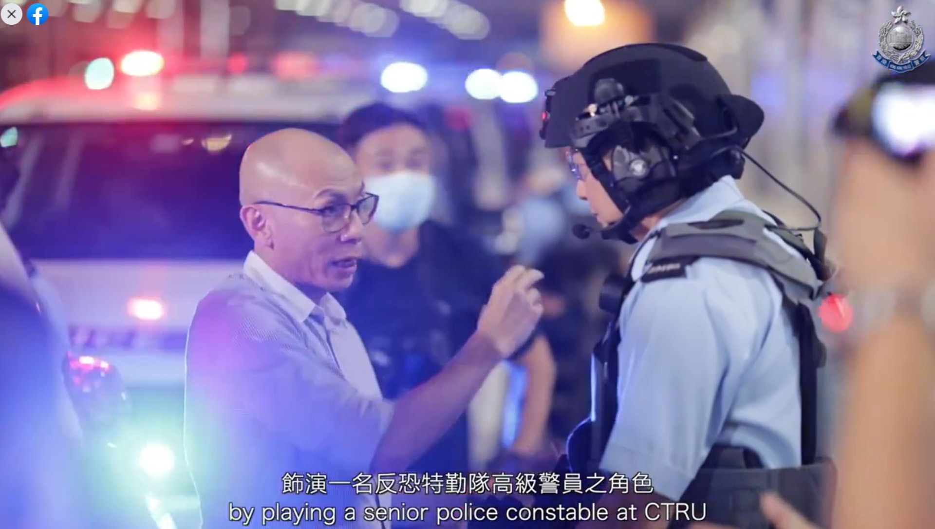 拍攝《守城》的名導演林超賢(左)與飾演高級警員的「一哥」鄧炳強密斟,估計是討論如何做好小角色戲份。(警方影片截圖) 拍攝《守城》的名導演林超賢(左)與飾演高級警員的「一哥」鄧炳強密斟,估計是討論如何做好小角色戲份。(警方影片截圖)