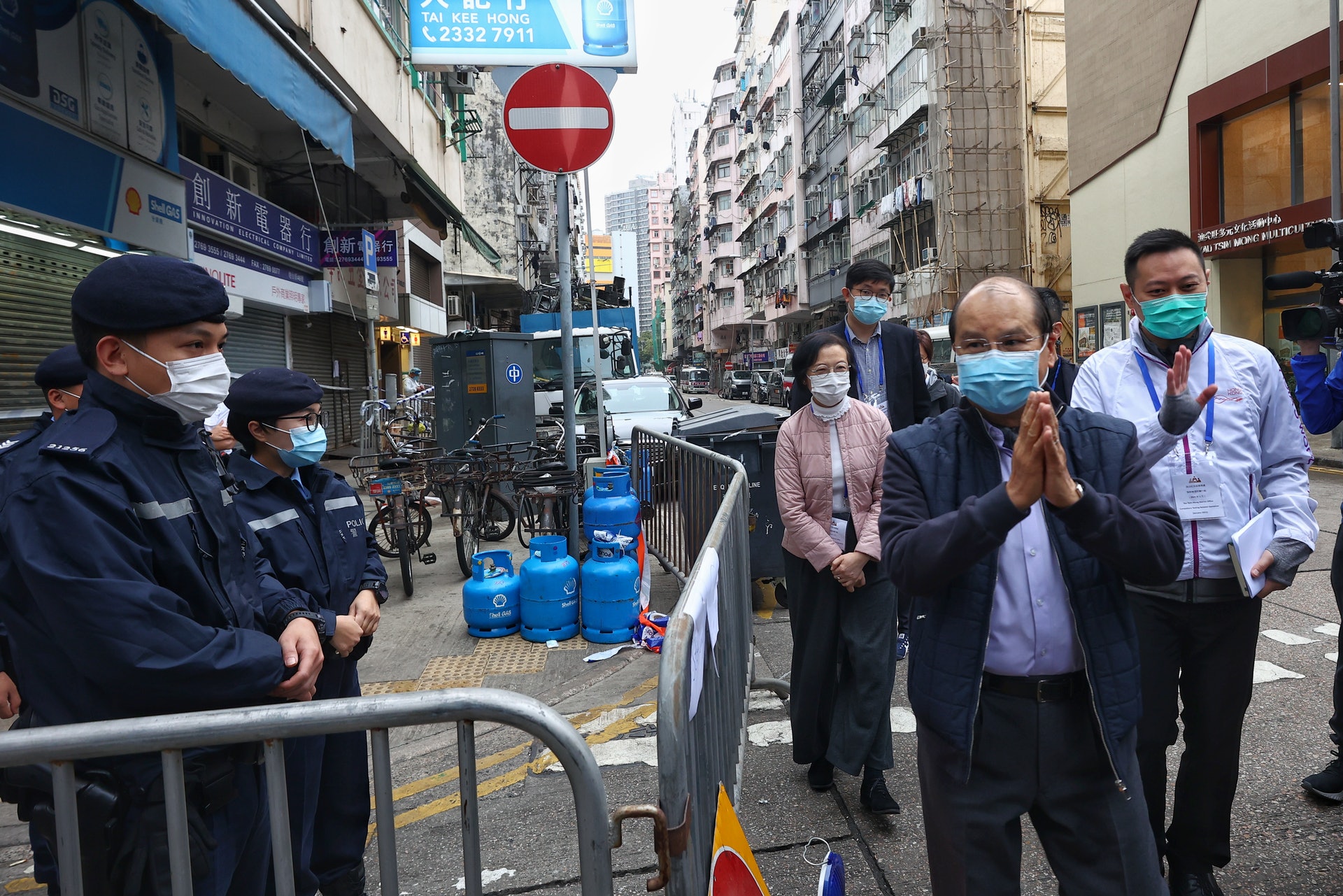 政務司司長張建宗與食物及衞生局局長陳肇始及民政事務局局長徐英偉巡視佐敦後見記者。(張浩維攝) 政務司司長張建宗與食物及衞生局局長陳肇始及民政事務局局長徐英偉巡視佐敦後見記者。(張浩維攝)