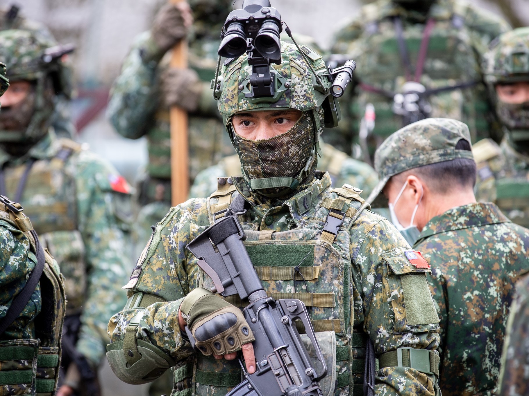 蔡英文當地時間1月25日視導台軍「陸軍特戰指揮部北部部隊」， 除了慰勉台軍官兵外，也實際視導多項戰訓實況演練。（台灣總統府供圖）