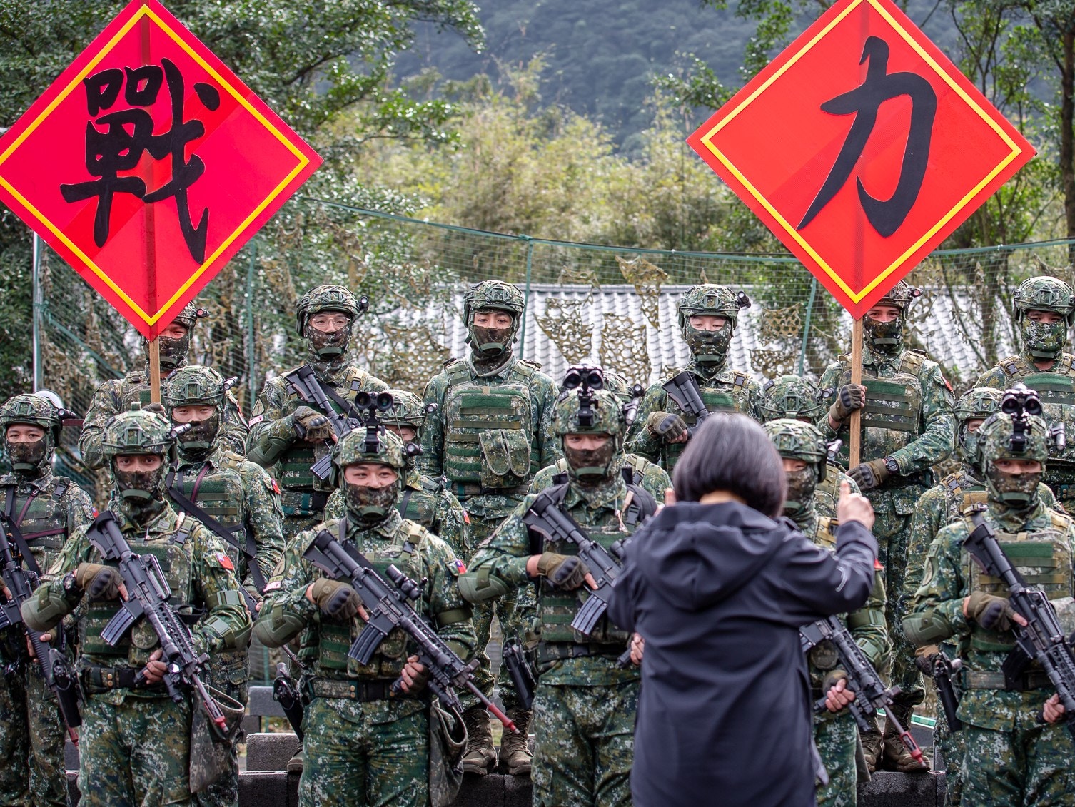 蔡英文當地時間1月25日視導台軍「陸軍特戰指揮部北部部隊」，對現場台軍官兵打油打氣。（台灣總統府供圖）