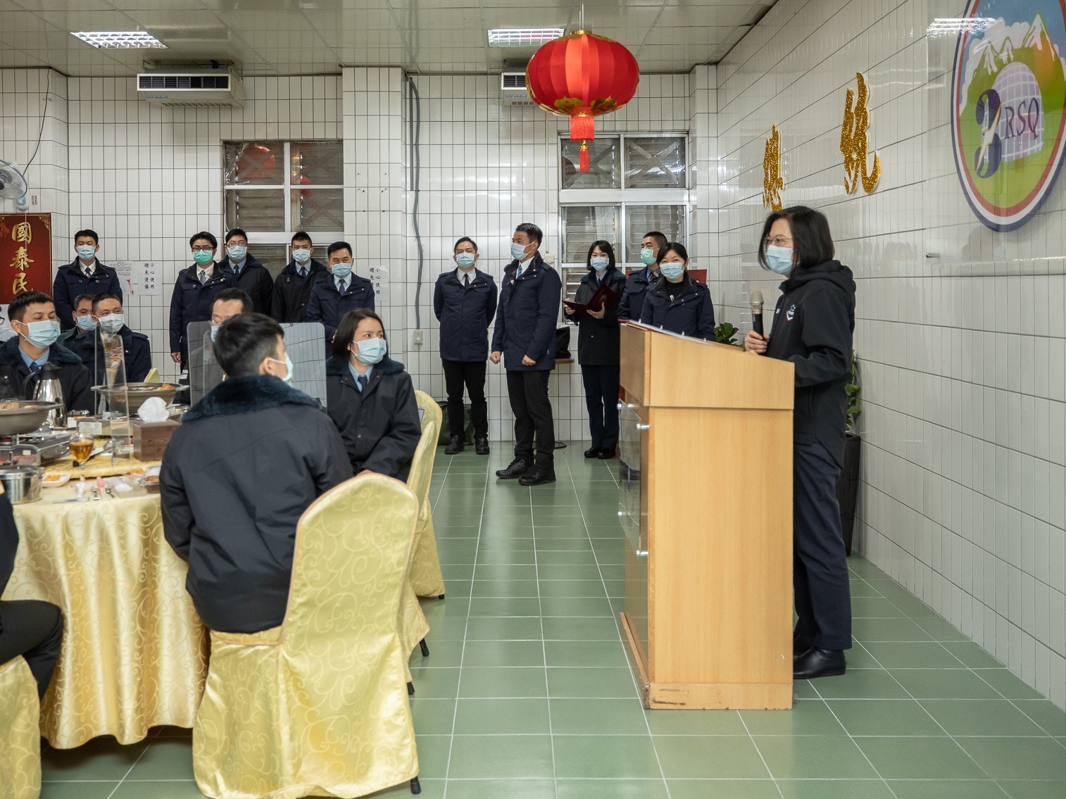 蔡英文當地時間1月25日視導台軍「陽明山嵩山雷達站」，並對外宣稱去年至今雷達站共偵獲了將近2,000架的共機，以及超過400艘共艦。（台灣總統府供圖）